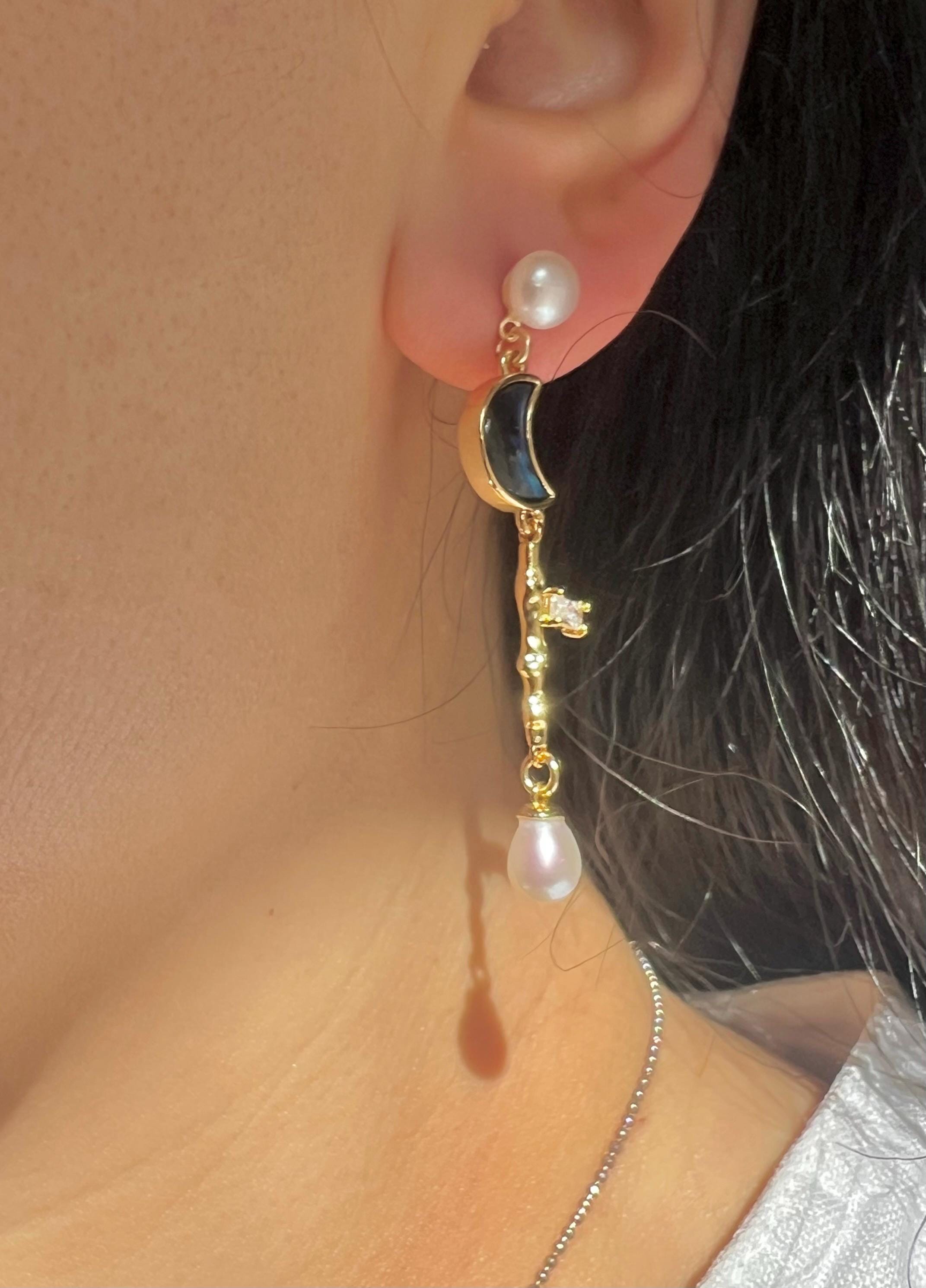 Delicate freshwater pearl moon face star earring. Dainty earrings. Unbalanced earrings. Dissymmetry earrings. Minimalist earrings.