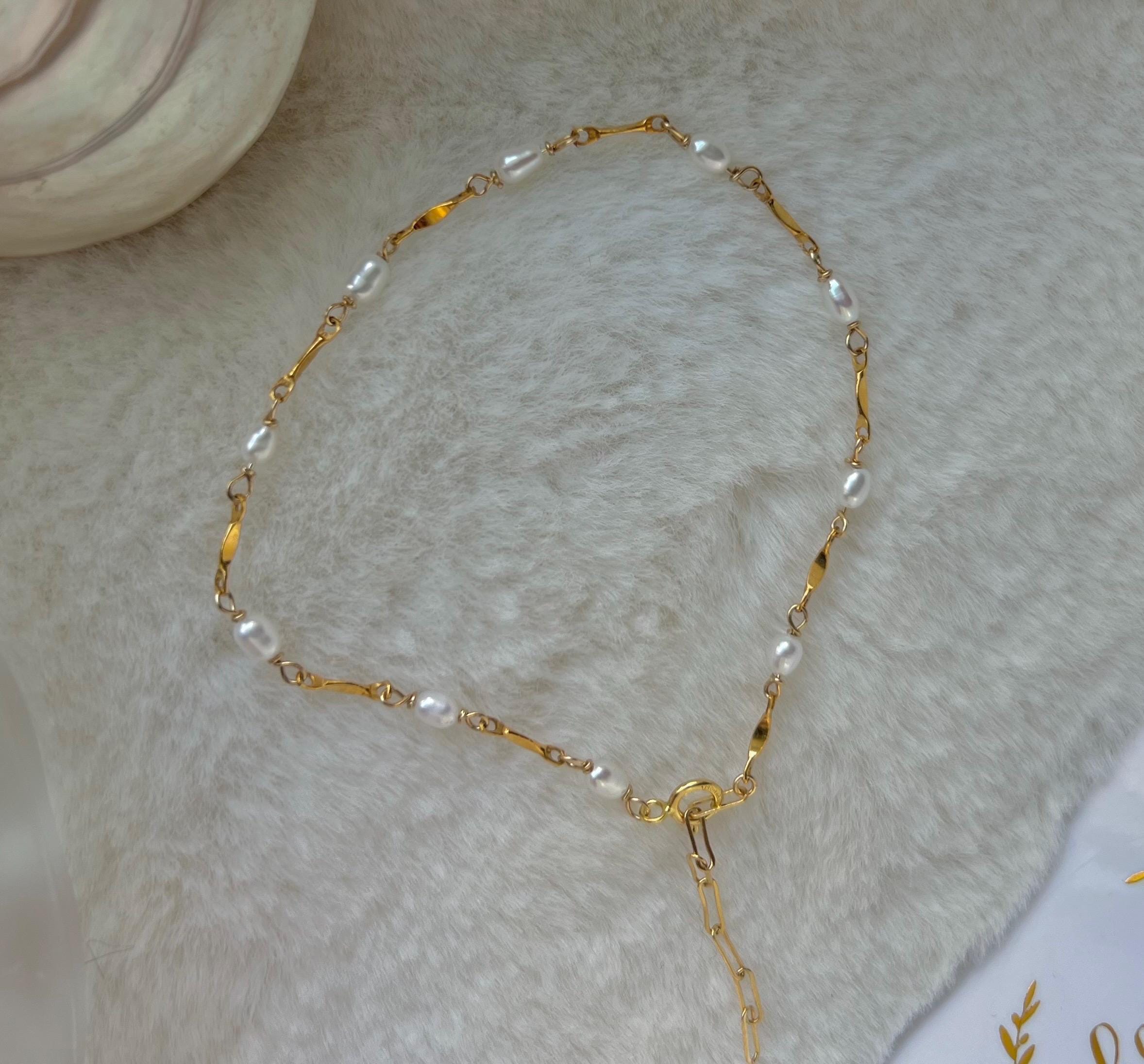 14K gold filled Freshwater Pearl Dainty Bracelet. elegant Pearl Bracelet. Minimalist bracelet. Statement bracelet. Gift for her.