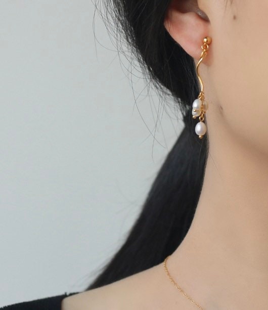 14K gold filled freshwater pearl wavered stick earring. Minimalist clip on earrings. Chic earring. No pain Pearl earrings. Bridesmaid gift.