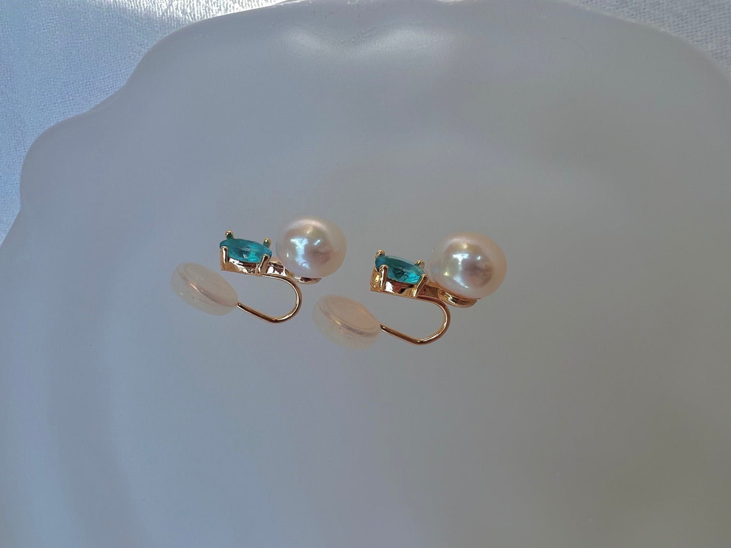 14K gold clip on freshwater pearl diamond earring. No pain earring. Minimalist pearl earring. Pearl climber earrings. No piercing earring.