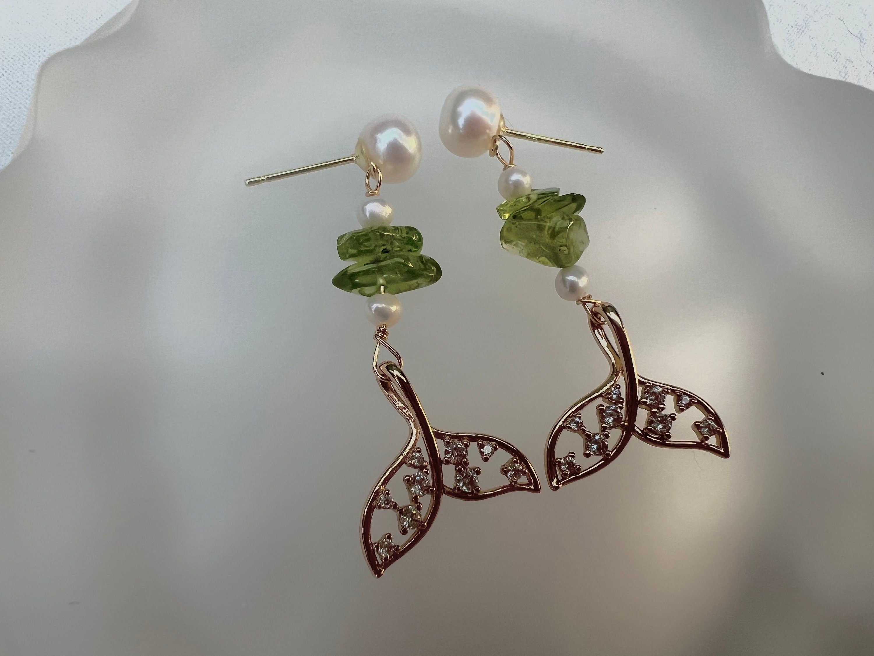 Clip on freshwater pearl gemstone earring. Minimalist dangle earrings. Mermaid tail pearls earrings. Bridal earrings. Bridesmaid gift.