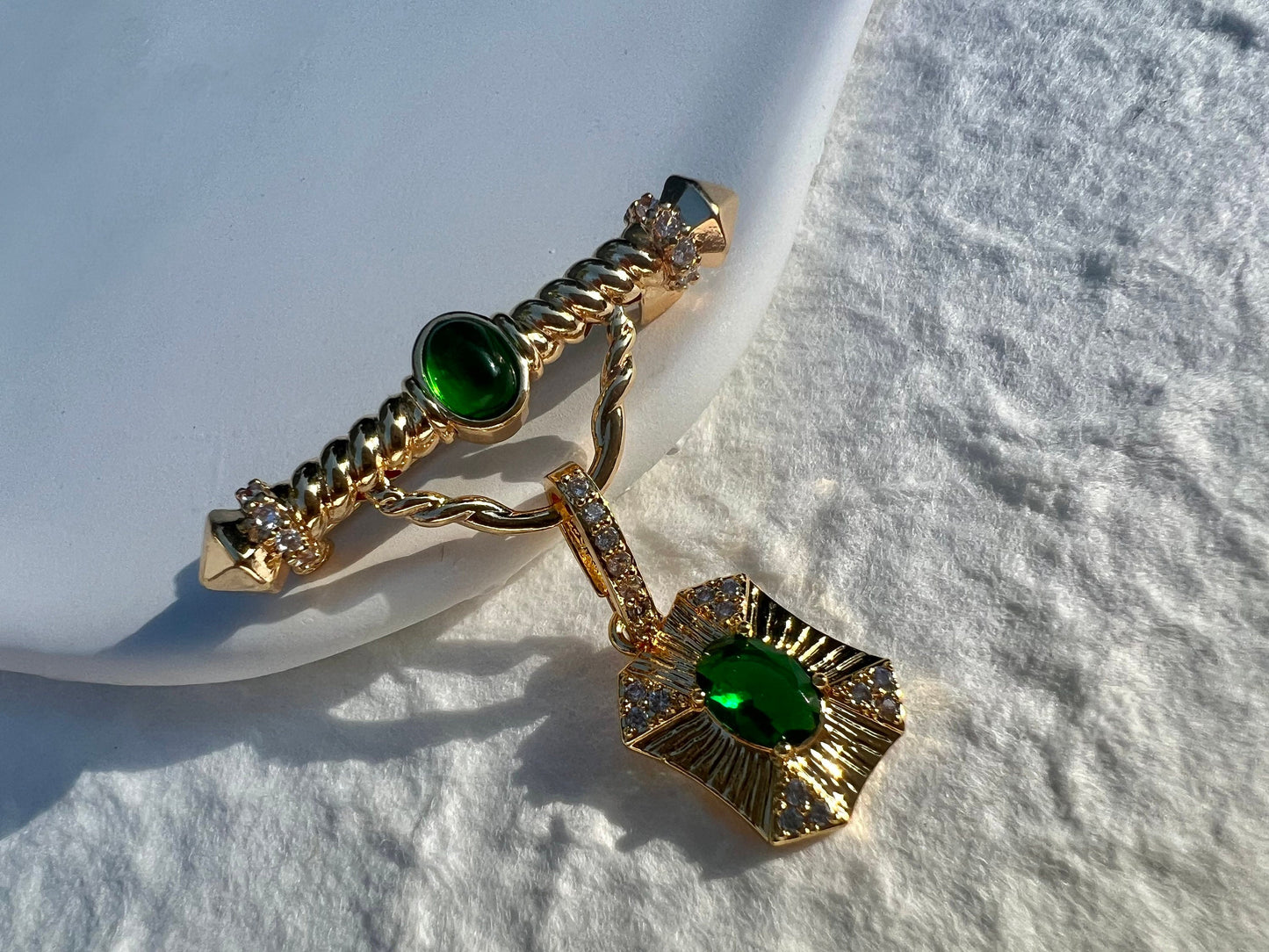 Freshwater pearl Safety pin charm brooch. Pendant crystal emerald pin brooch. 18K gold lapel pin. Vintage opulent pin