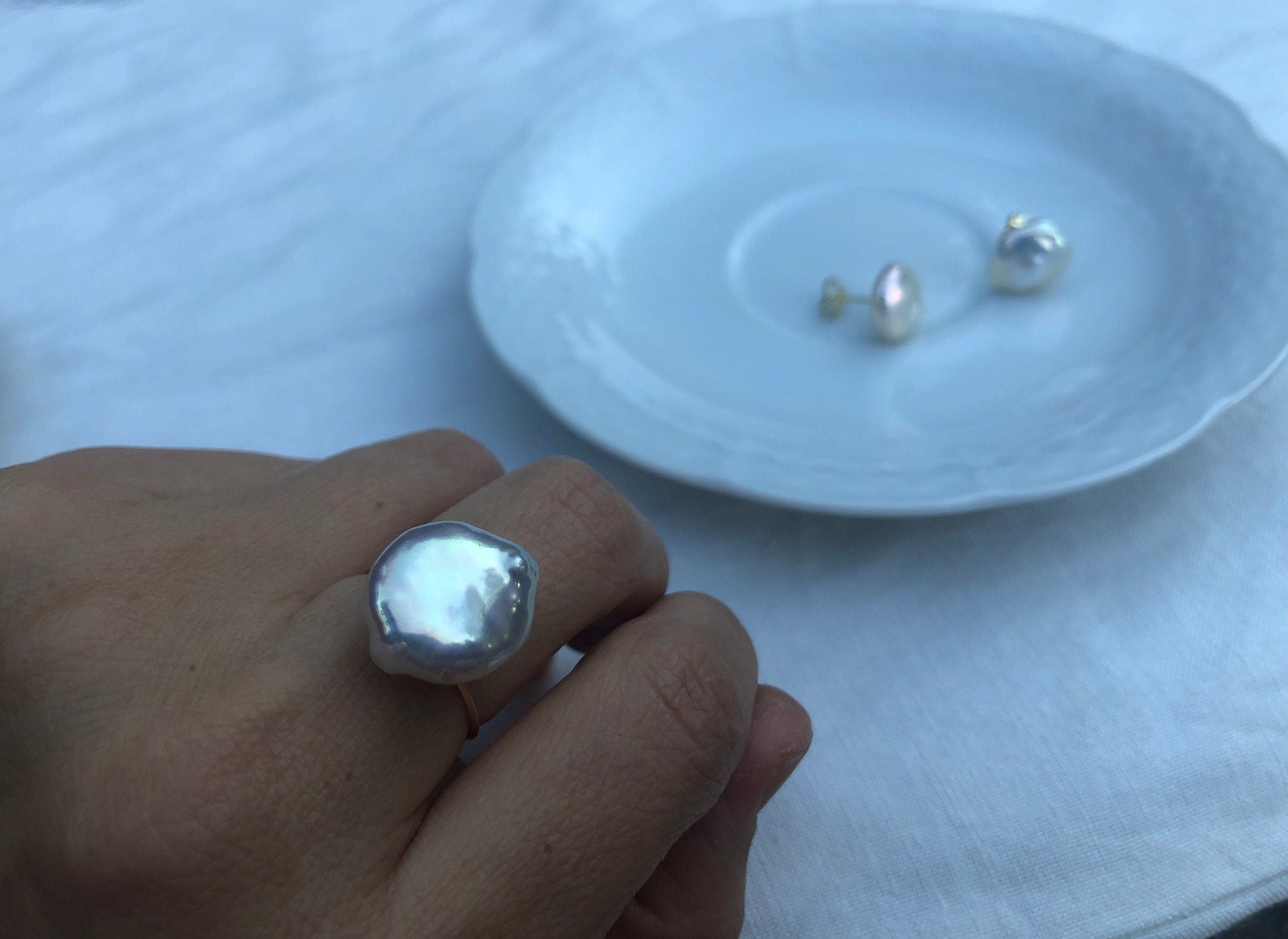 14K gold filled baroque keshi coin pearl ring. Minimalist pearl ring. Dainty high quality luster freshwater pearl ring. Gift for her.