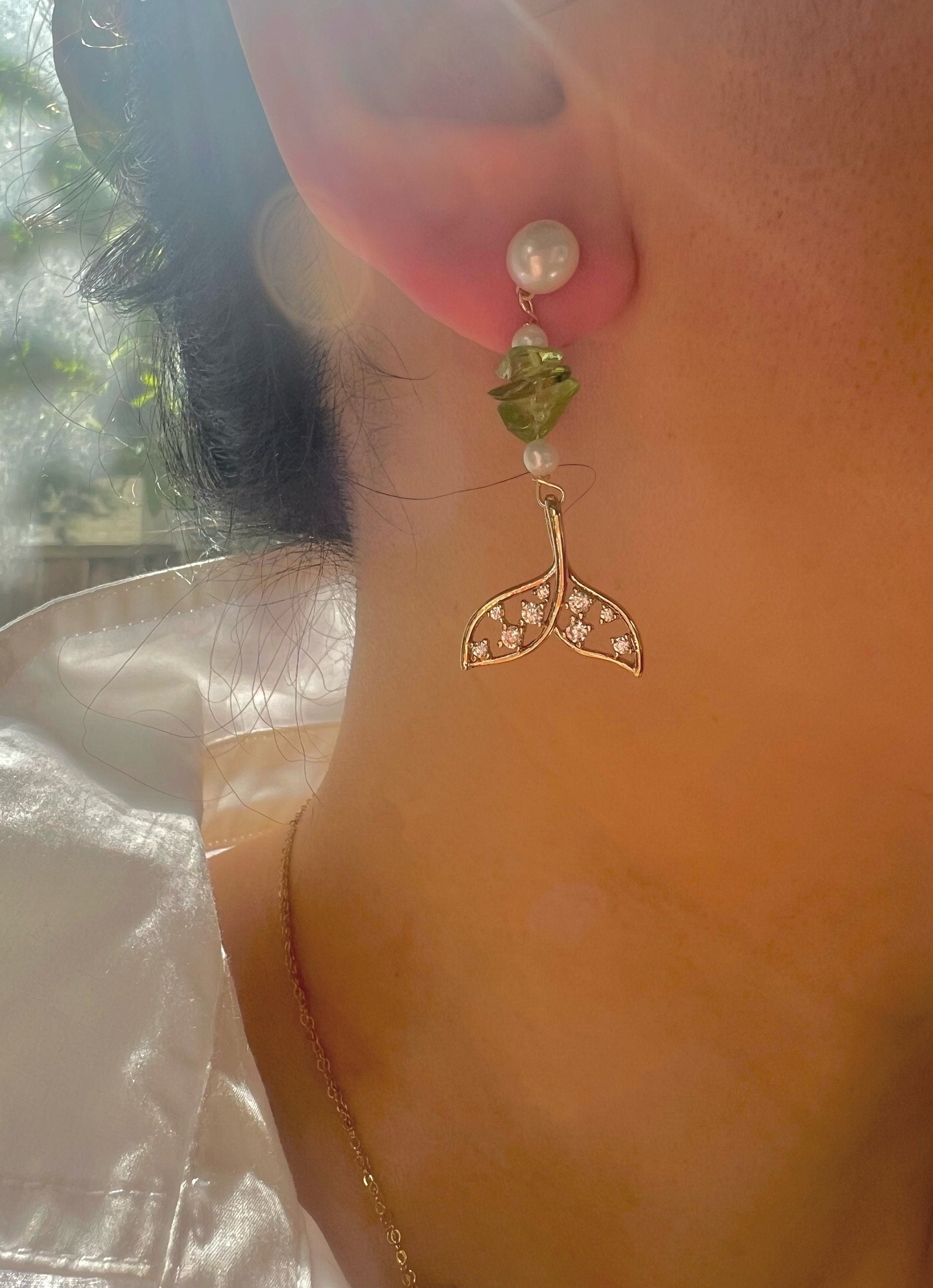 Clip on freshwater pearl gemstone earring. Minimalist dangle earrings. Mermaid tail pearls earrings. Bridal earrings. Bridesmaid gift.