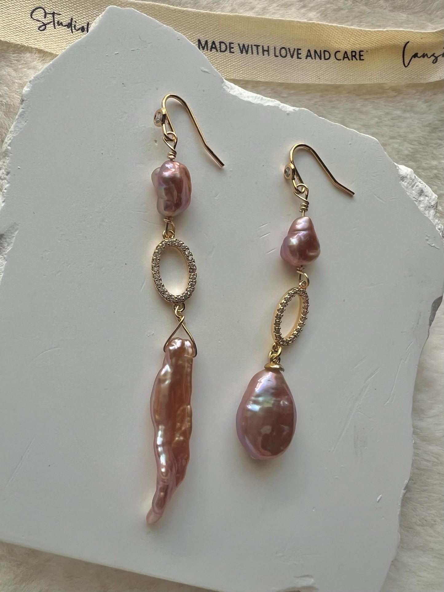 14K gold High quality luster genuine baroque pearl earrings. Dainty irregular pearl earrings. Vintage pearl earrings. Bridal earrings.