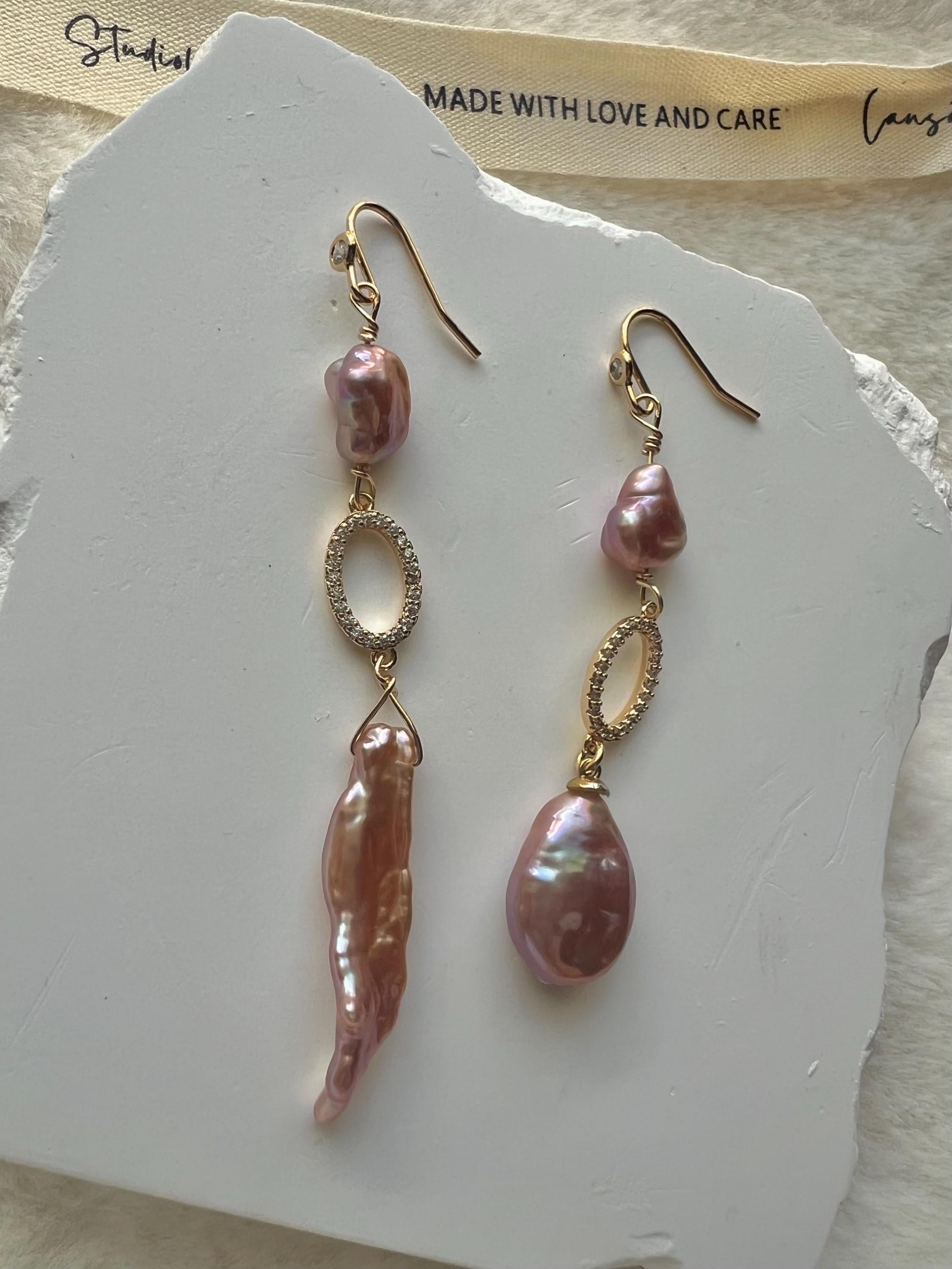 14K gold High quality luster genuine baroque pearl earrings. Dainty irregular pearl earrings. Vintage pearl earrings. Bridal earrings.