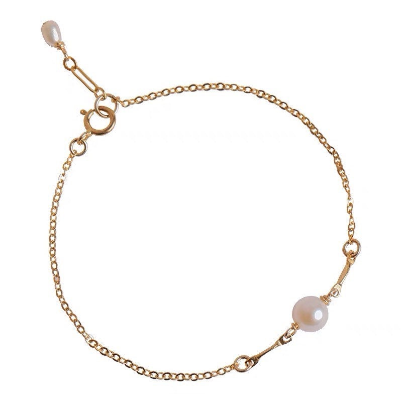 Freshwater Pearl Dainty 14k gold filled Bracelet. elegant Pearl Bracelet. Minimalist bracelet. Statement bracelet. Gift for her.