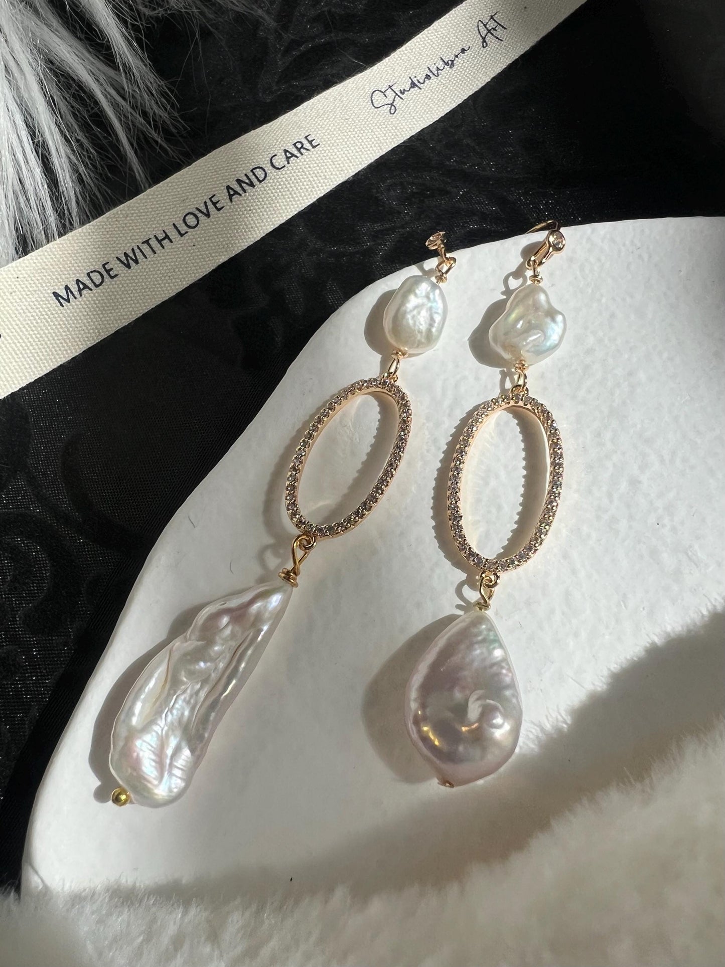 14K gold High quality luster genuine baroque pearl earrings. Dainty irregular pearl earrings. Vintage pearl earrings. Bridal earrings.