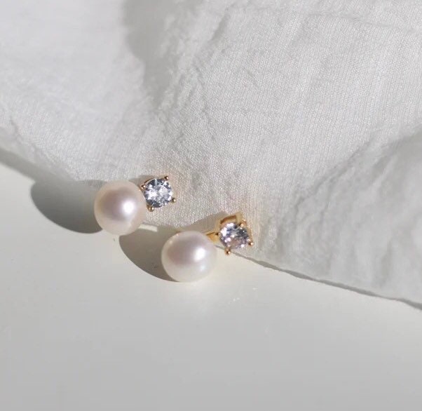 Clip on freshwater pearl earring. Minimalist clip on earrings. Elegant pearl earrings. Bridal earrings Bridesmaid gift.