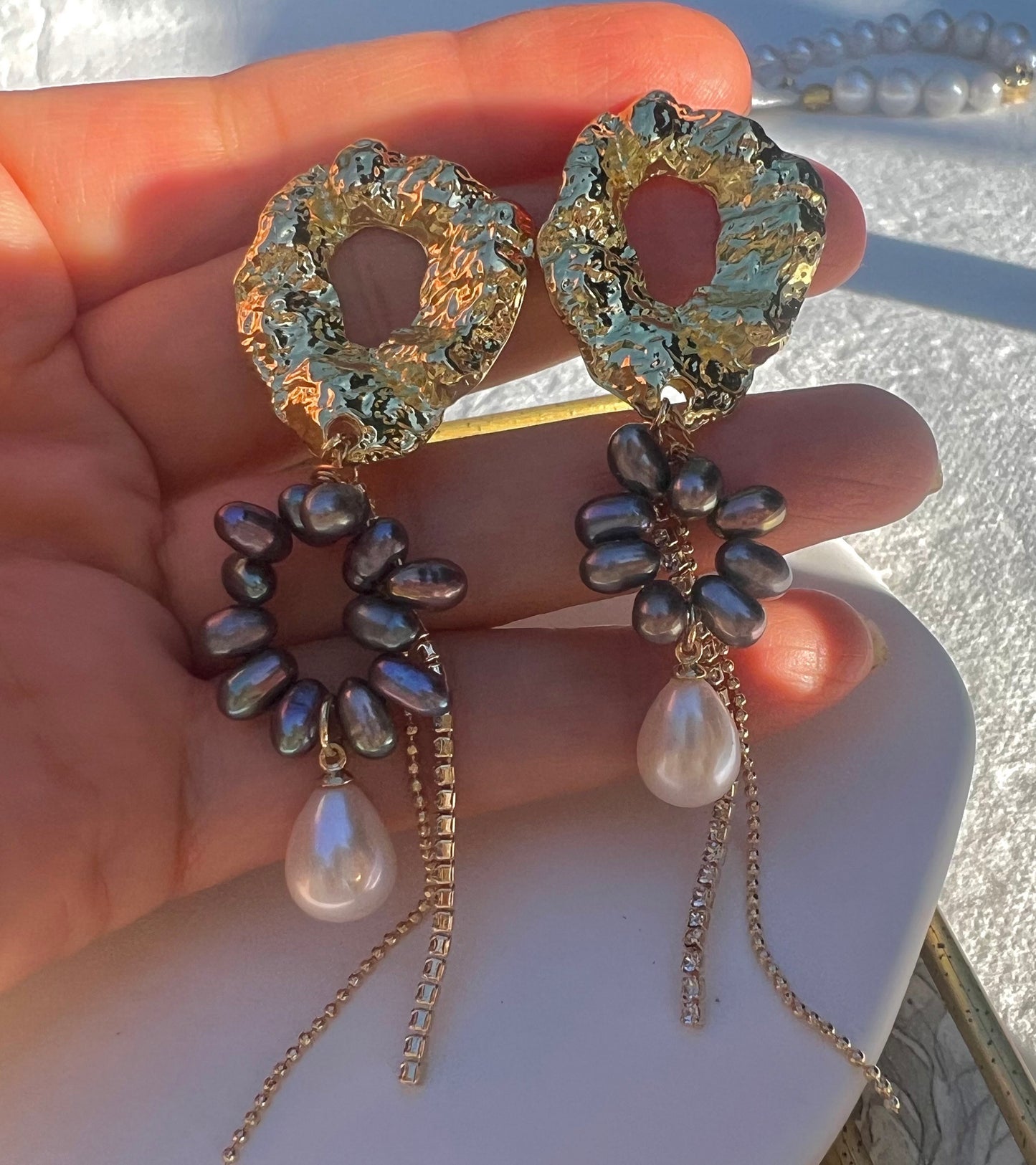 Multicolored freshwater pearl dangle earrings. Art Deco earring. Boho wedding earrings. June birthstone. Chic pearl earrings.