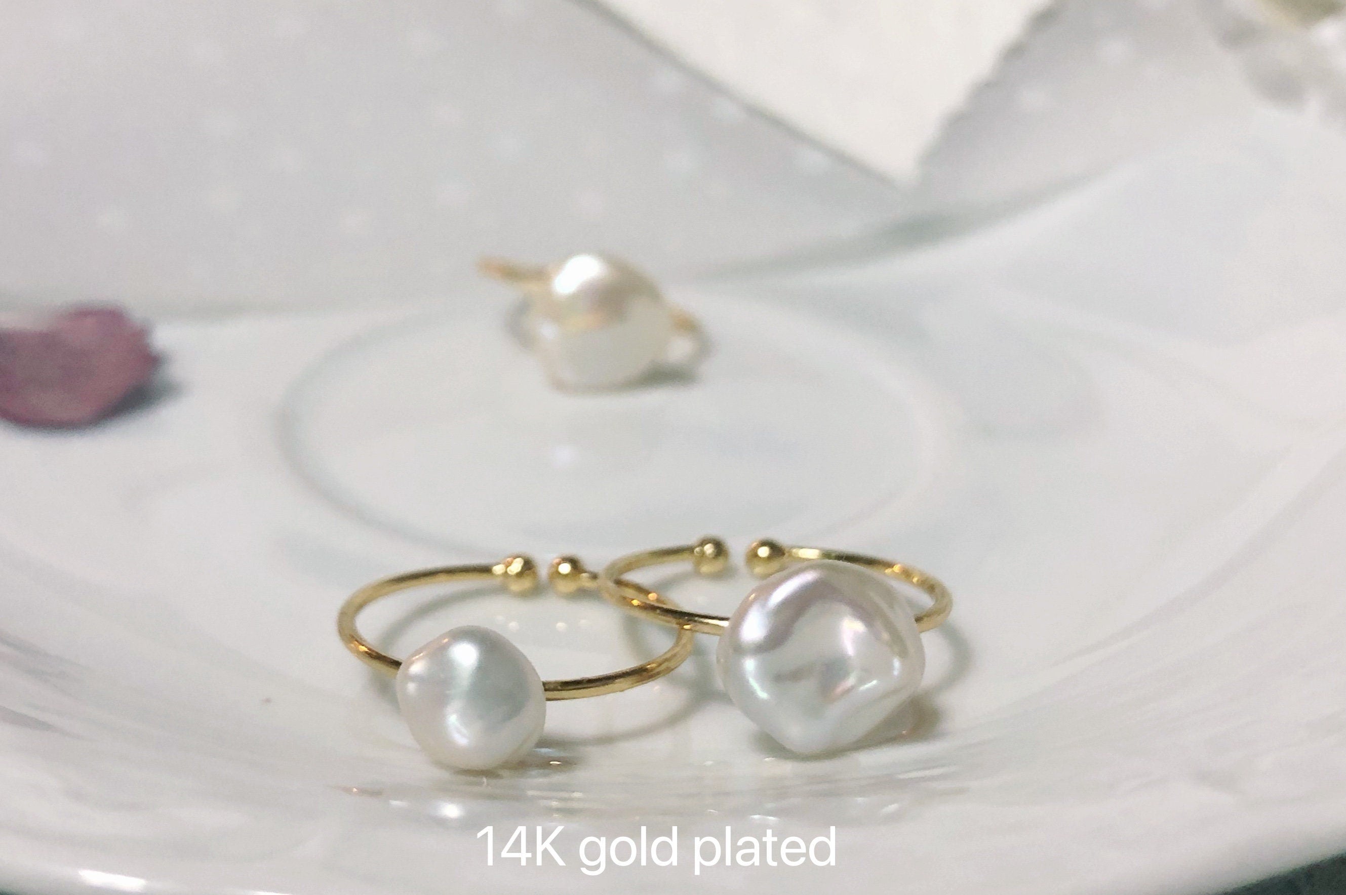 Minimalist baroque pearl luster ring. Dainty white pearl ring. Baroque Petal pearl ring. Freshwater pearl ring. Wedding ring