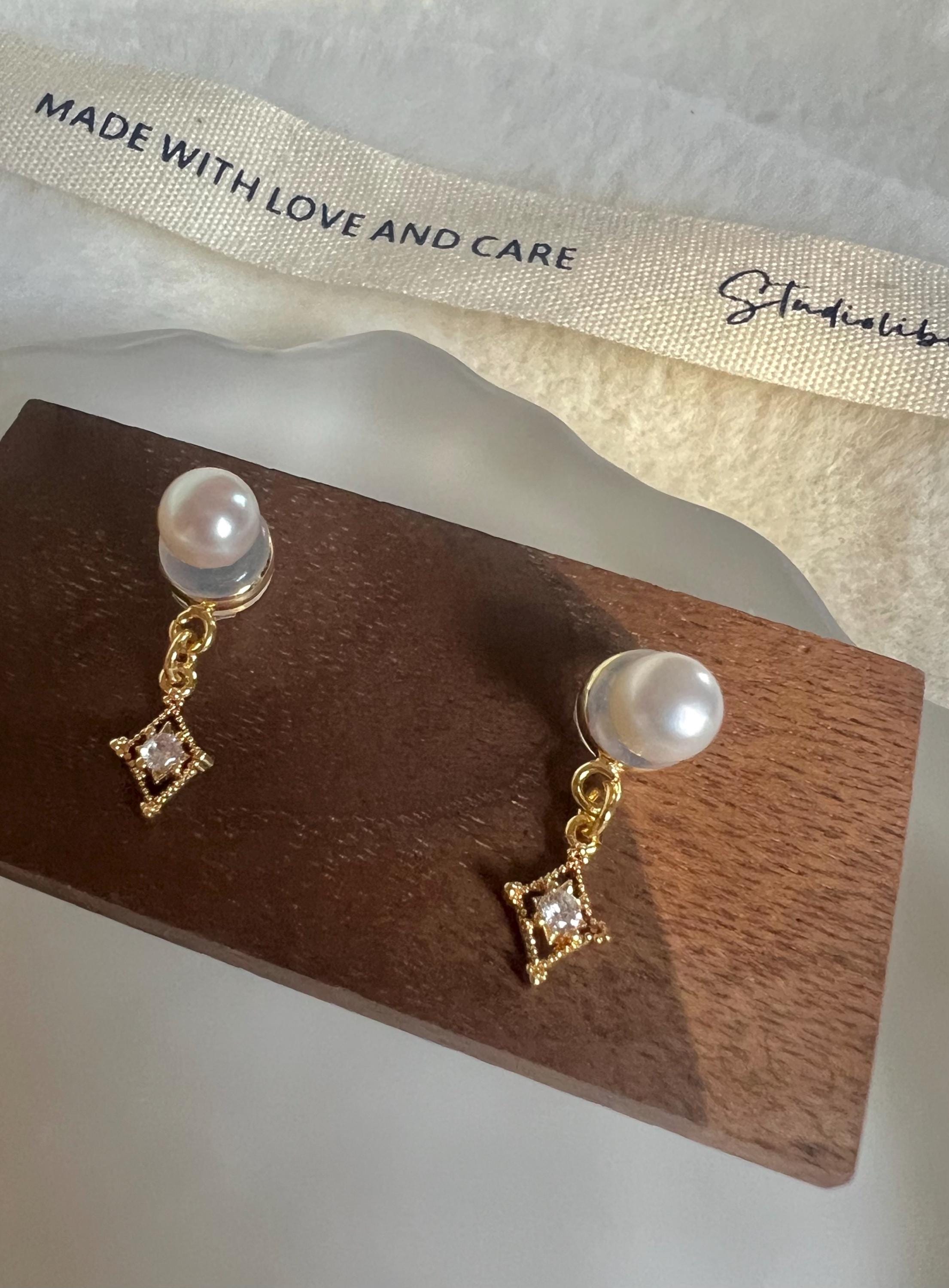 Chic freshwater pearl two ways earring. Minimalist clip on earrings. Elegant pearl earrings. Bridal earrings. Bridesmaid gift.