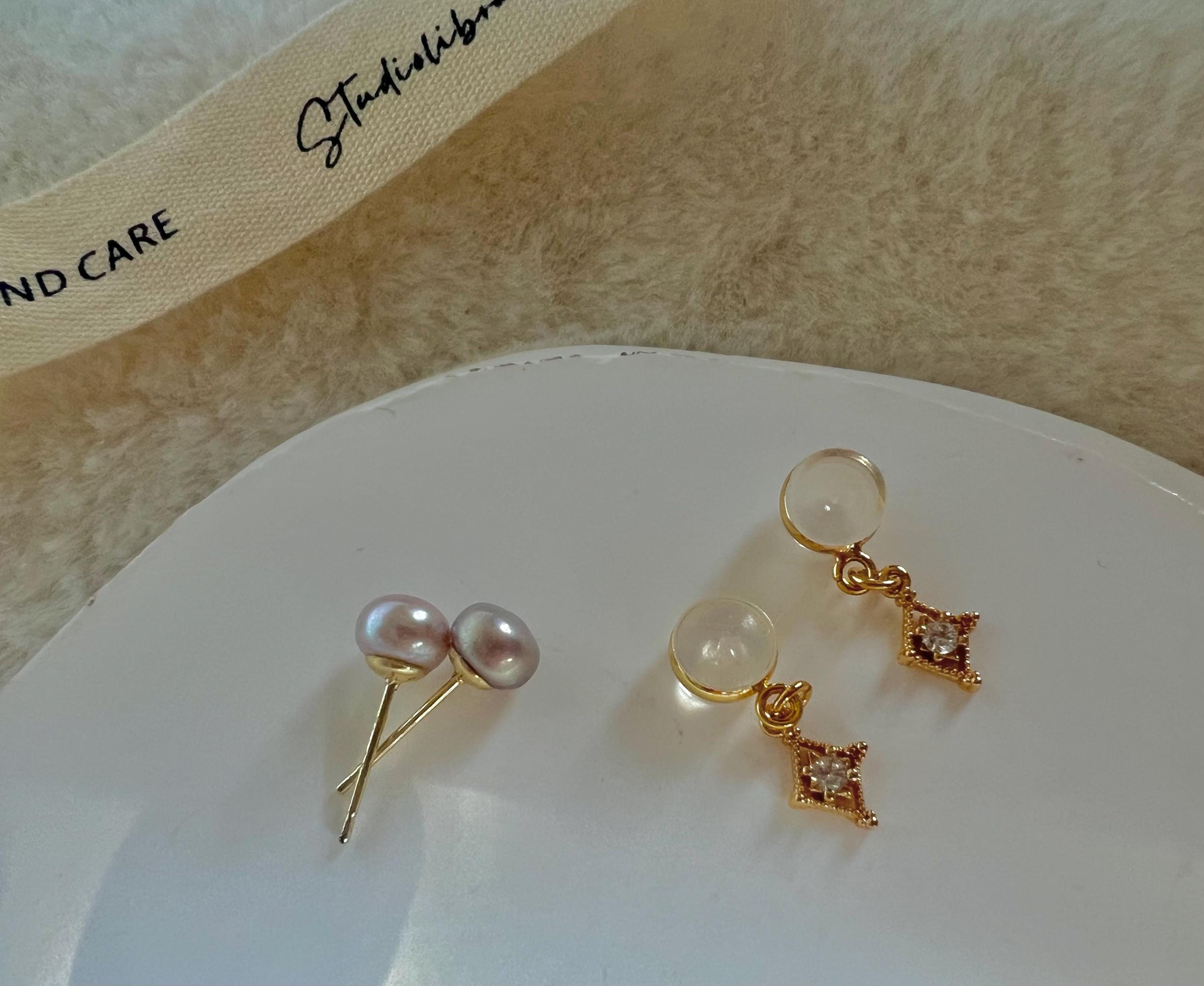 Chic freshwater pearl two ways earring. Minimalist clip on earrings. Elegant pearl earrings. Bridal earrings. Bridesmaid gift.