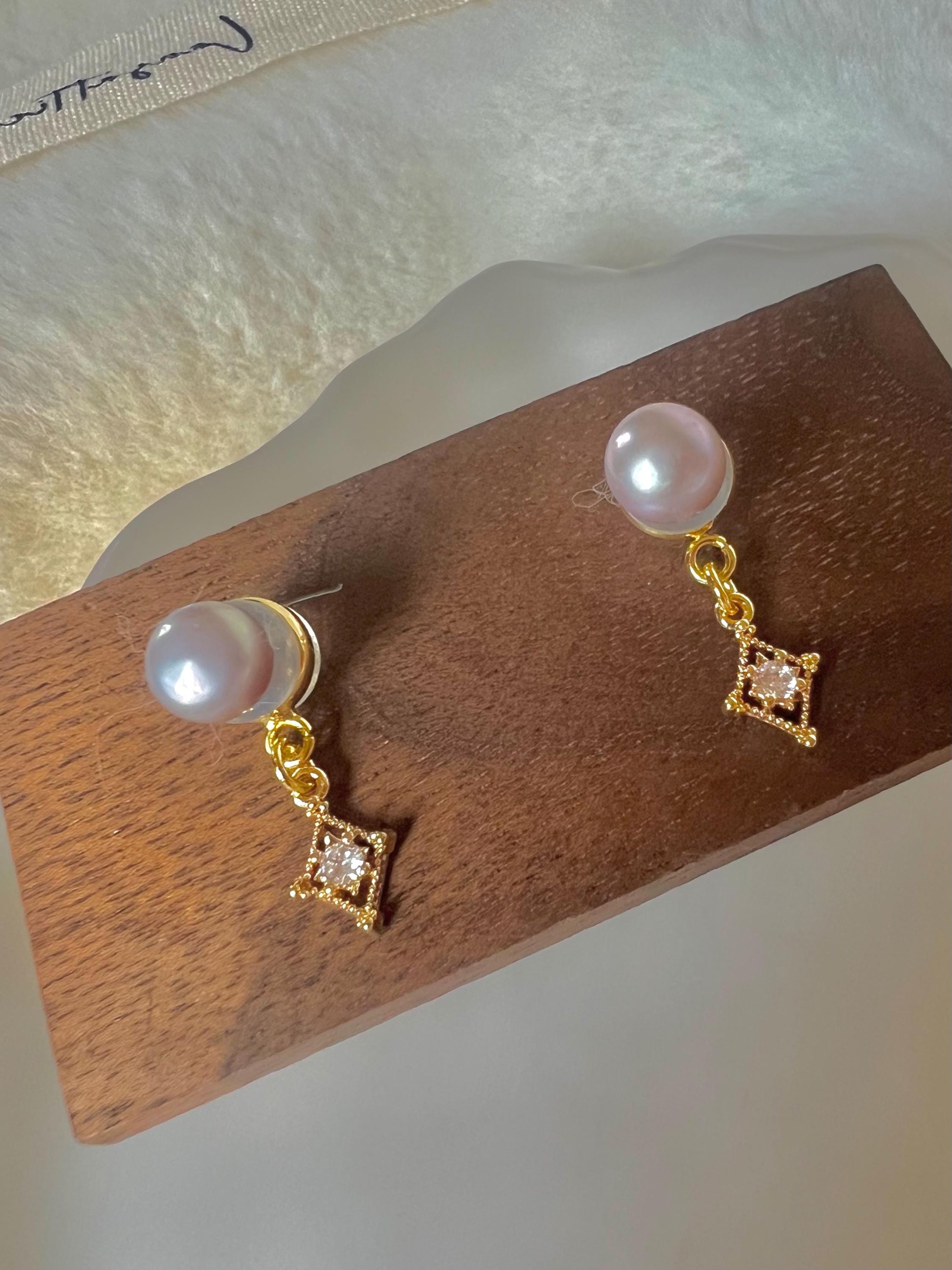 Chic freshwater pearl two ways earring. Minimalist clip on earrings. Elegant pearl earrings. Bridal earrings. Bridesmaid gift.