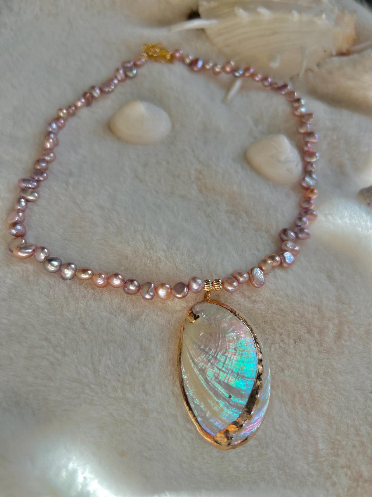 Freshwater baroque pearl necklace. Purple pearl beaded necklace. Chunky beach necklace. Pearl shell choker. Summer necklace