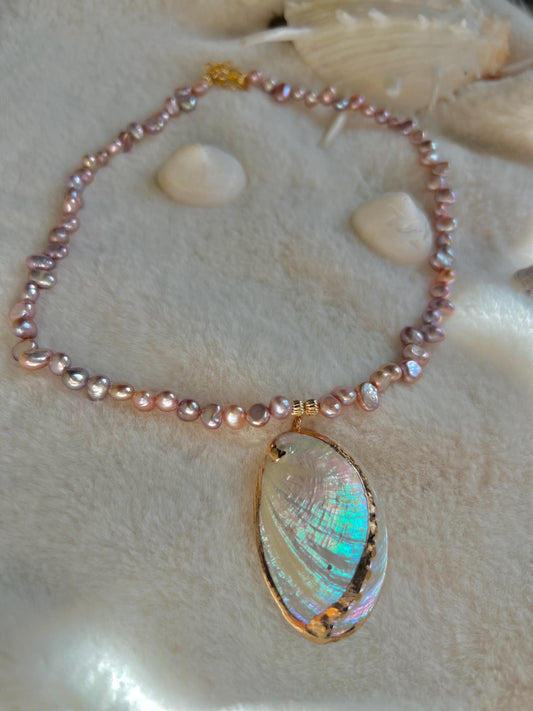 Freshwater baroque pearl necklace. Purple pearl beaded necklace. Chunky beach necklace. Pearl shell choker. Summer necklace