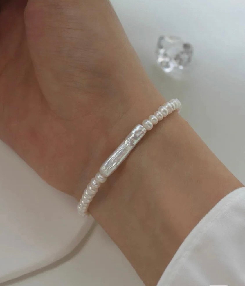 Freshwater pearl bracelet. Chic bracelet. Keshi pearl bracelet. Multiple-shape pearl bracelet. Wedding pearl bracelets. Gift for her.