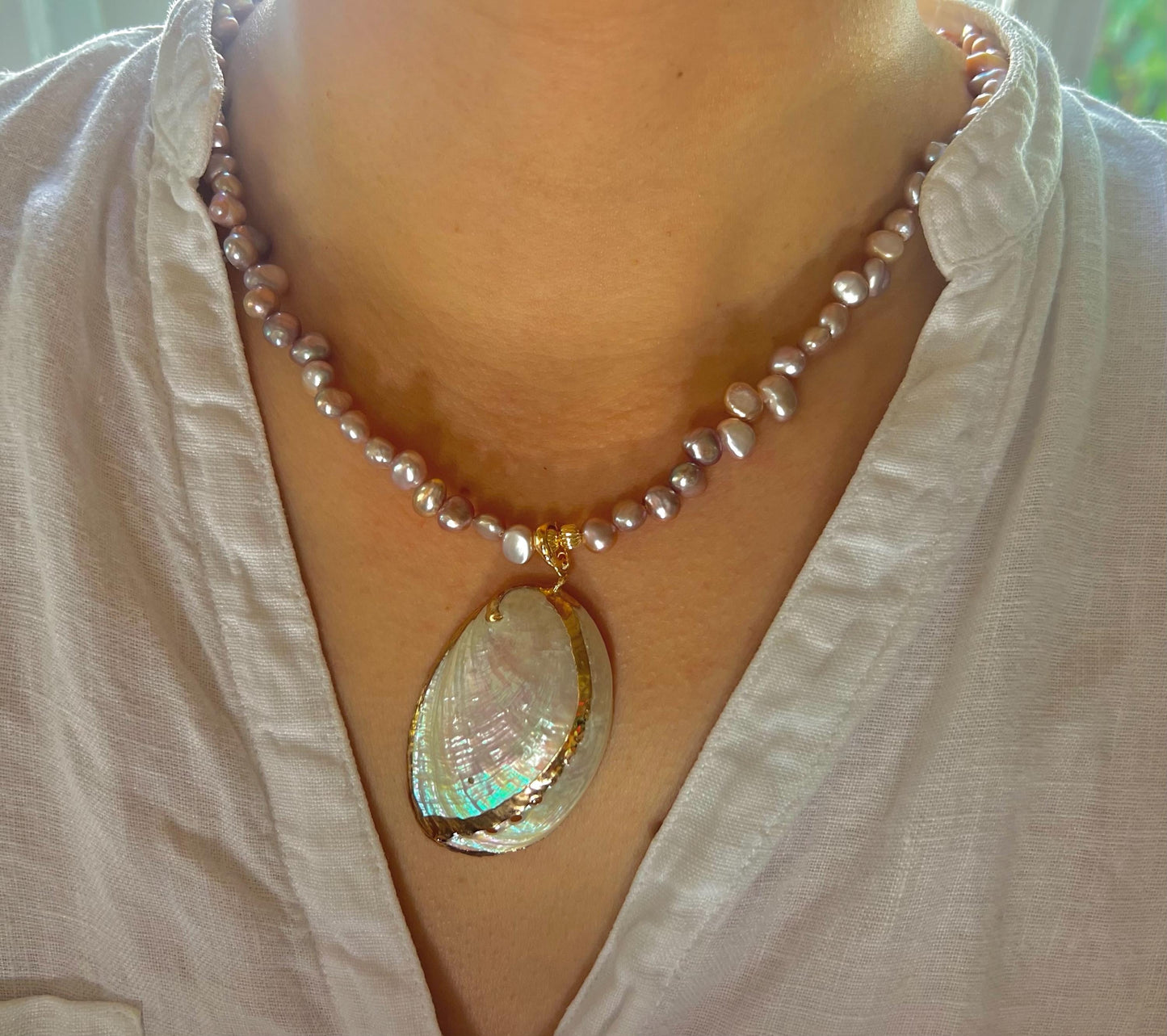 Freshwater baroque pearl necklace. Purple pearl beaded necklace. Chunky beach necklace. Pearl shell choker. Summer necklace