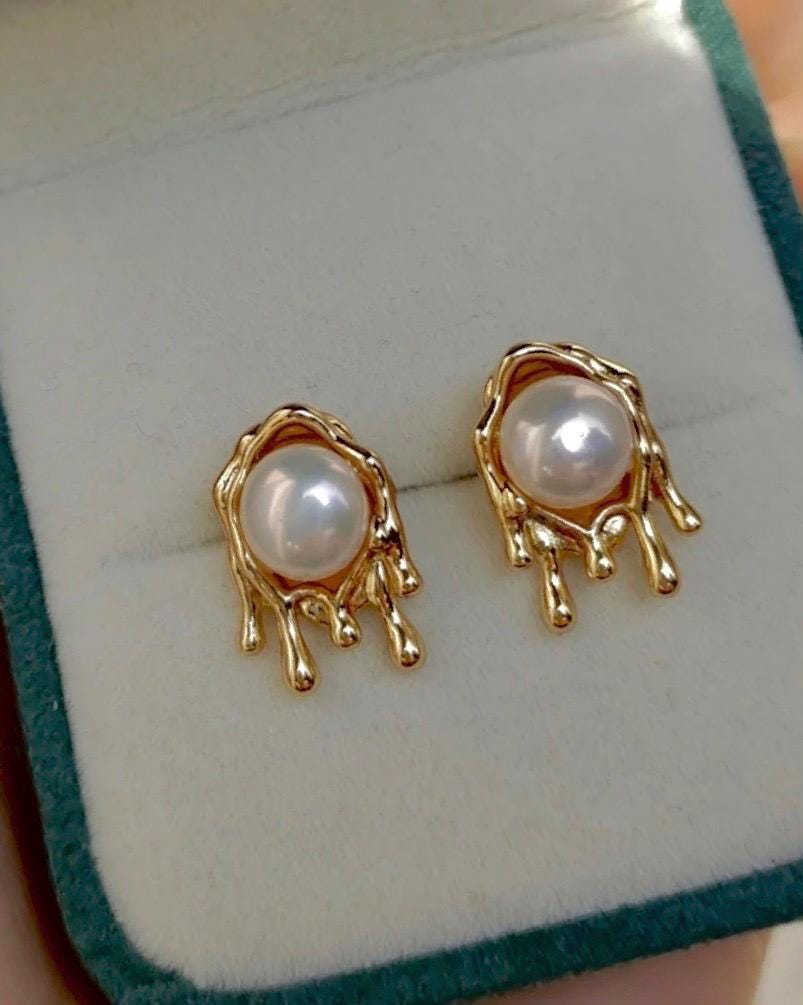 Nugget freshwater t pearl earrings . Minimalist pearl earrings. Ear stud earrings. Boho earrings. Gift for her.