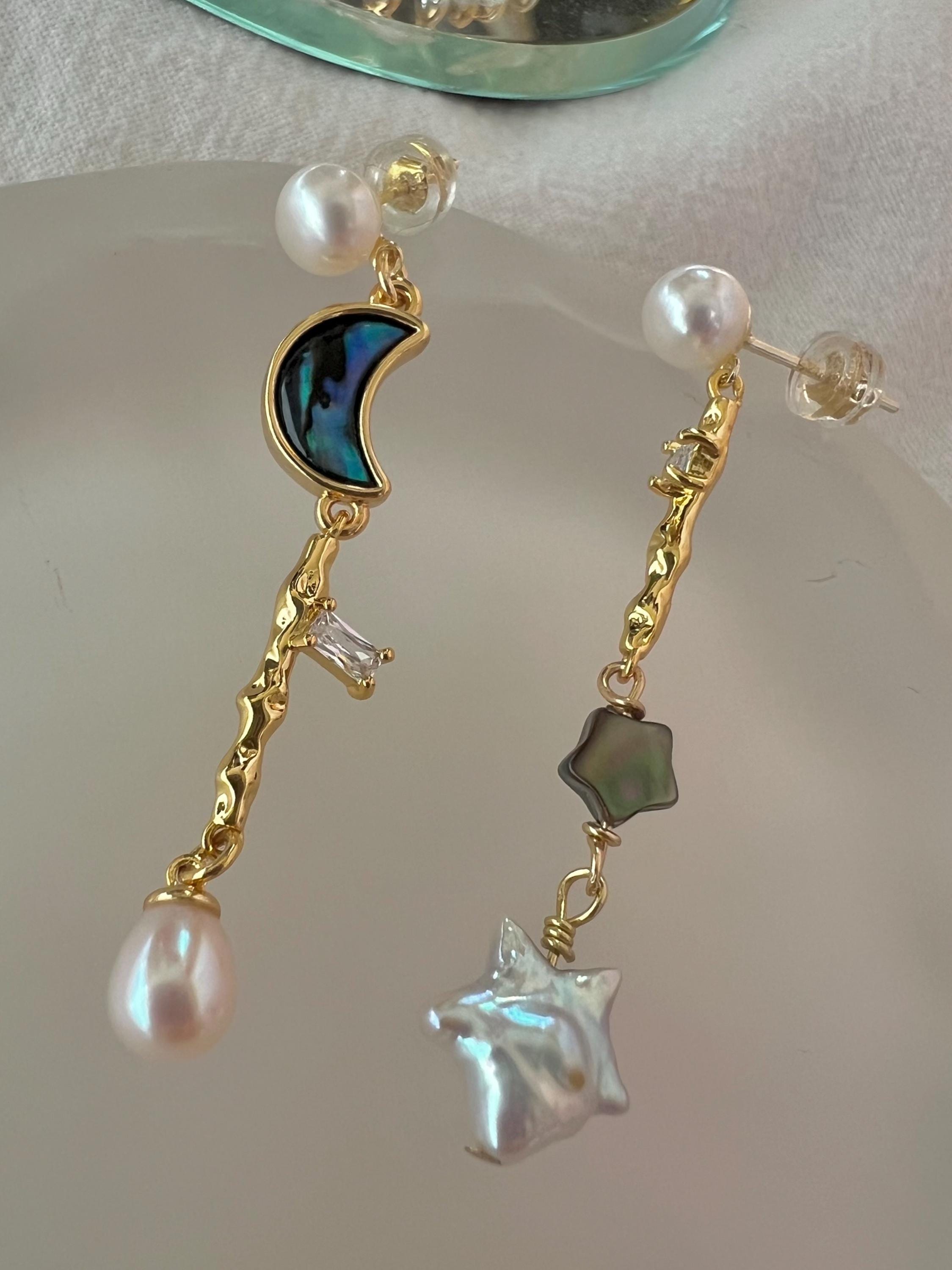Delicate freshwater pearl moon face star earring. Dainty earrings. Unbalanced earrings. Dissymmetry earrings. Minimalist earrings.