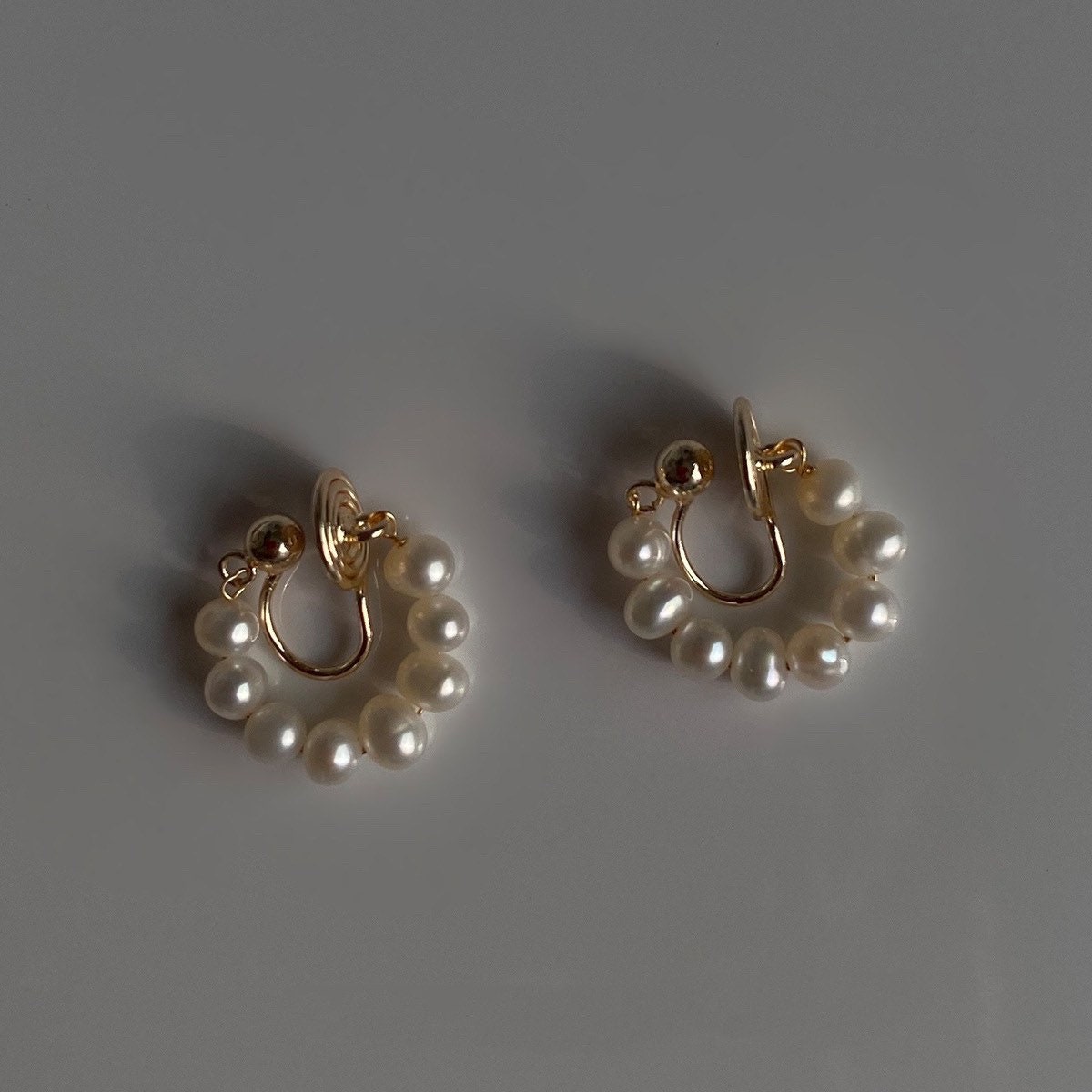 14K gold filled freshwater pearl wire wrapped hoop earring. Minimalist clip on earrings. Bridal earrings. Bridesmaid gift.