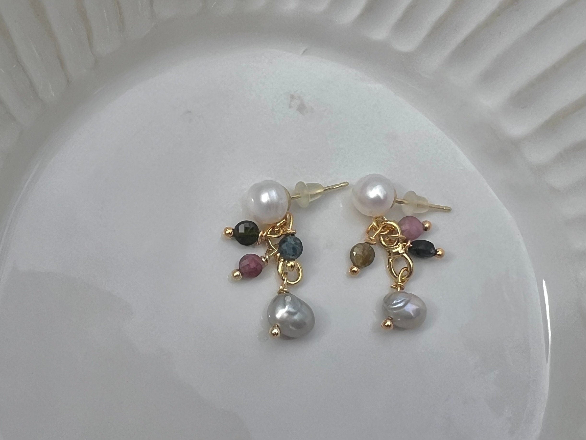 Clip on freshwater pearl natural gemstone earring. Minimalist dangle earrings. No pain Pearl earrings. Bridal earrings. Bridesmaid gift.