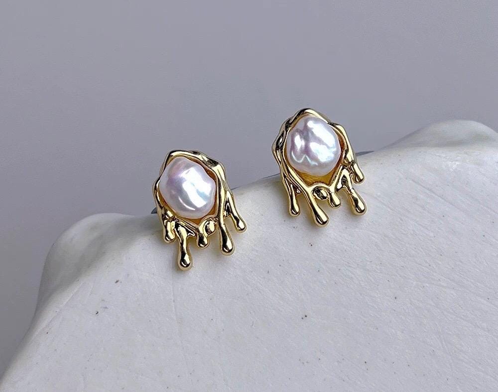 Nugget freshwater t pearl earrings . Minimalist pearl earrings. Ear stud earrings. Boho earrings. Gift for her.