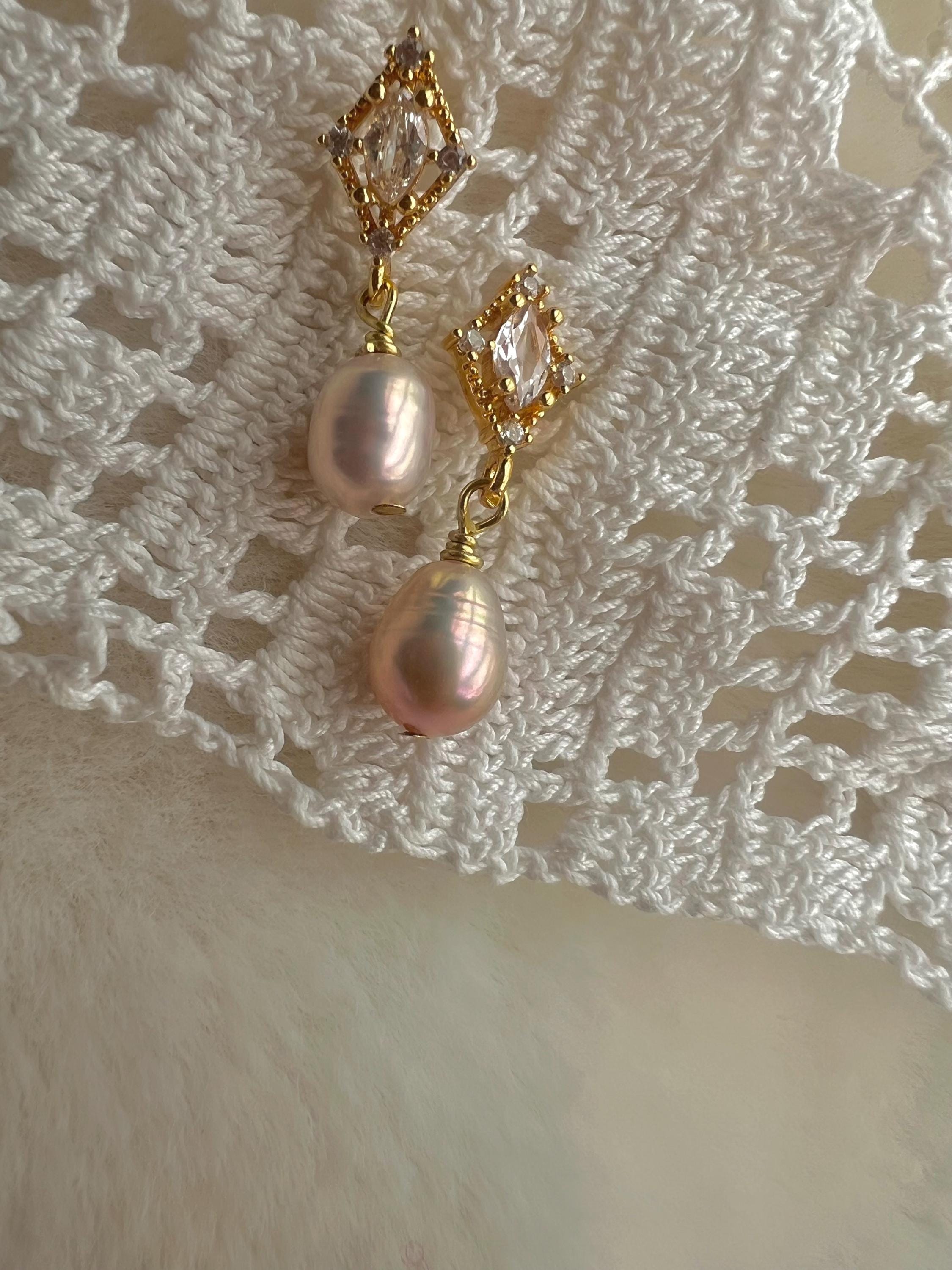 Art deco crystals dangle freshwater pearl earring. Minimalist clip on earrings. Bridal earrings. Bridesmaid gift. Vintage earrings