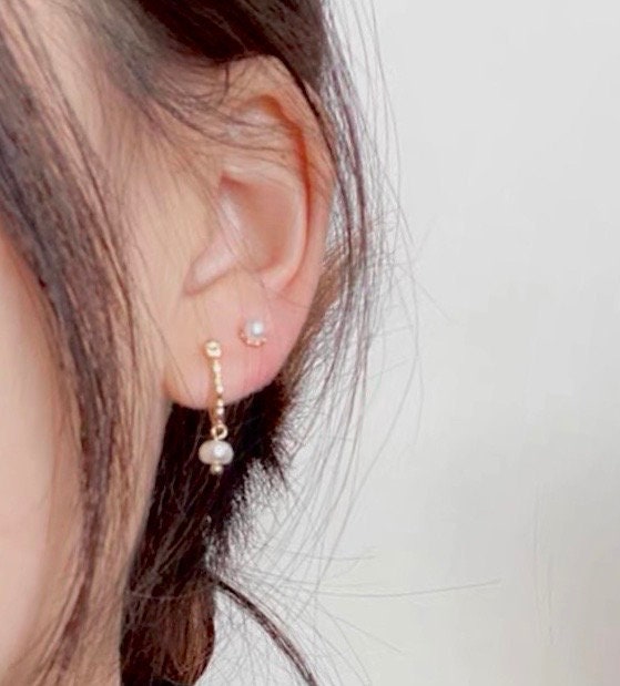 925 sterling sliver vintage freshwater pearl Hoop earring. Minimalist earrings. Elegant pearl huggie. Bridal earrings. Bridesmaid gift.