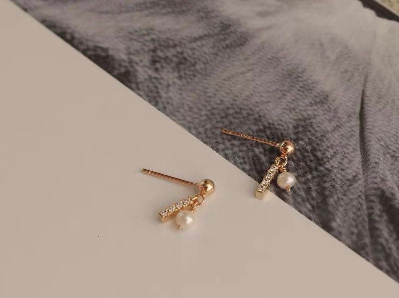 Minimalist freshwater pearl CZ bar dangle earrings. Minimalist clip on earrings. No pain Drop earrings. Dainty earrings. Gift for her
