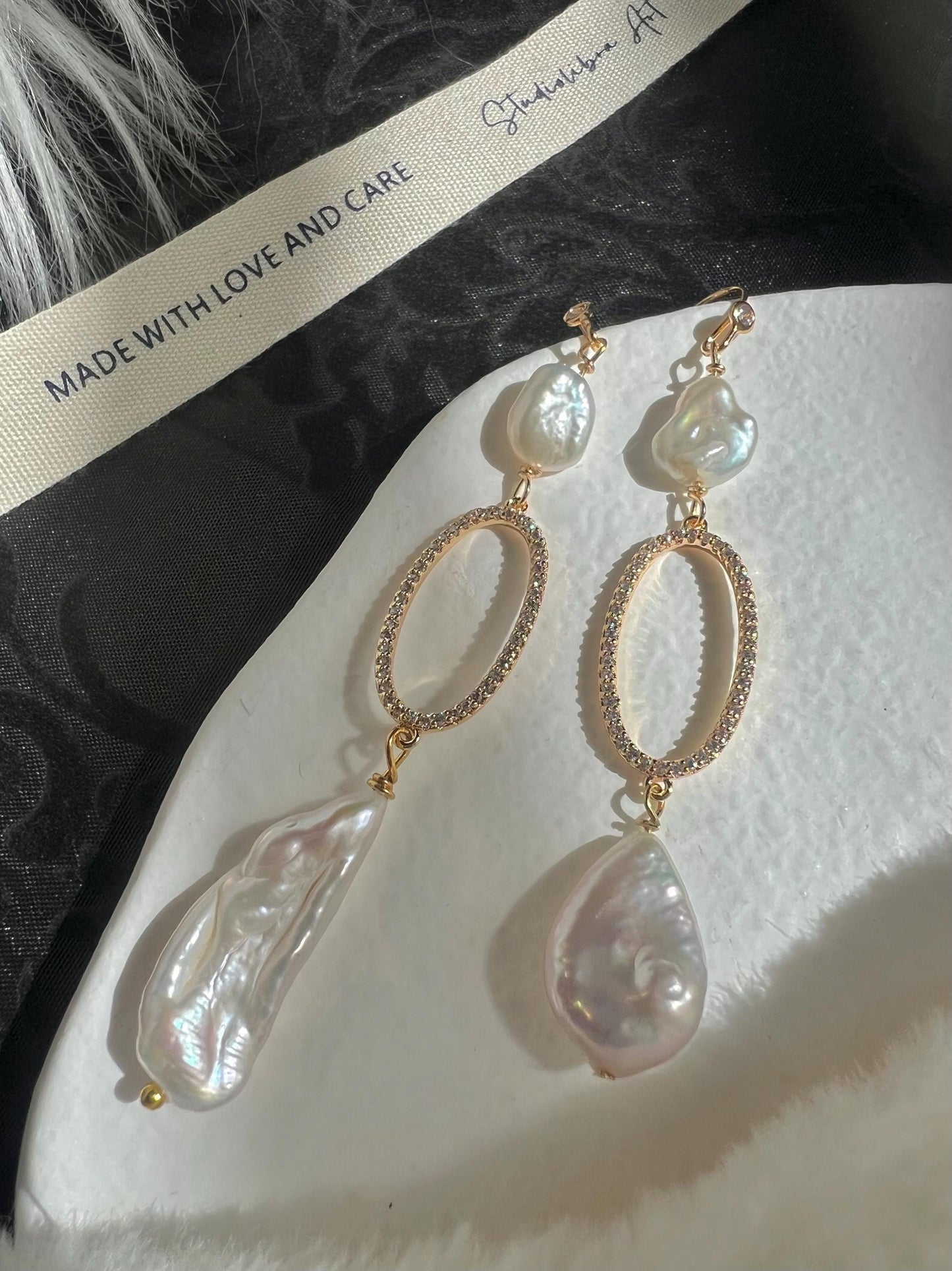 14K gold High quality luster genuine baroque pearl earrings. Dainty irregular pearl earrings. Vintage pearl earrings. Bridal earrings.