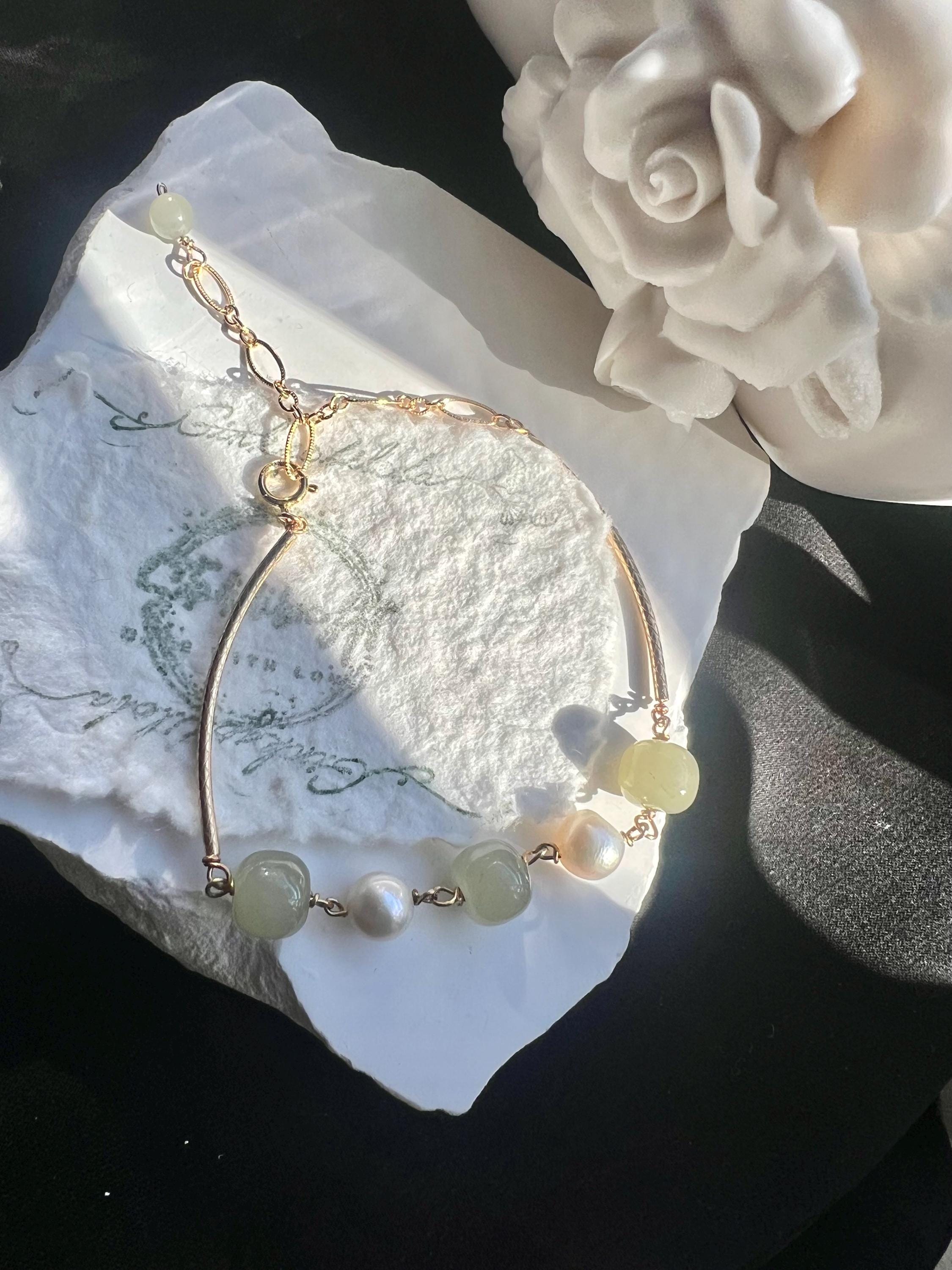 Genuine Jade and Freshwater Pearl Bracelet. 14k Gold Filled Jade Pearl Bar Bracelet. Minimalist Jade and Pearl Jewelry. Elegant jade bridal