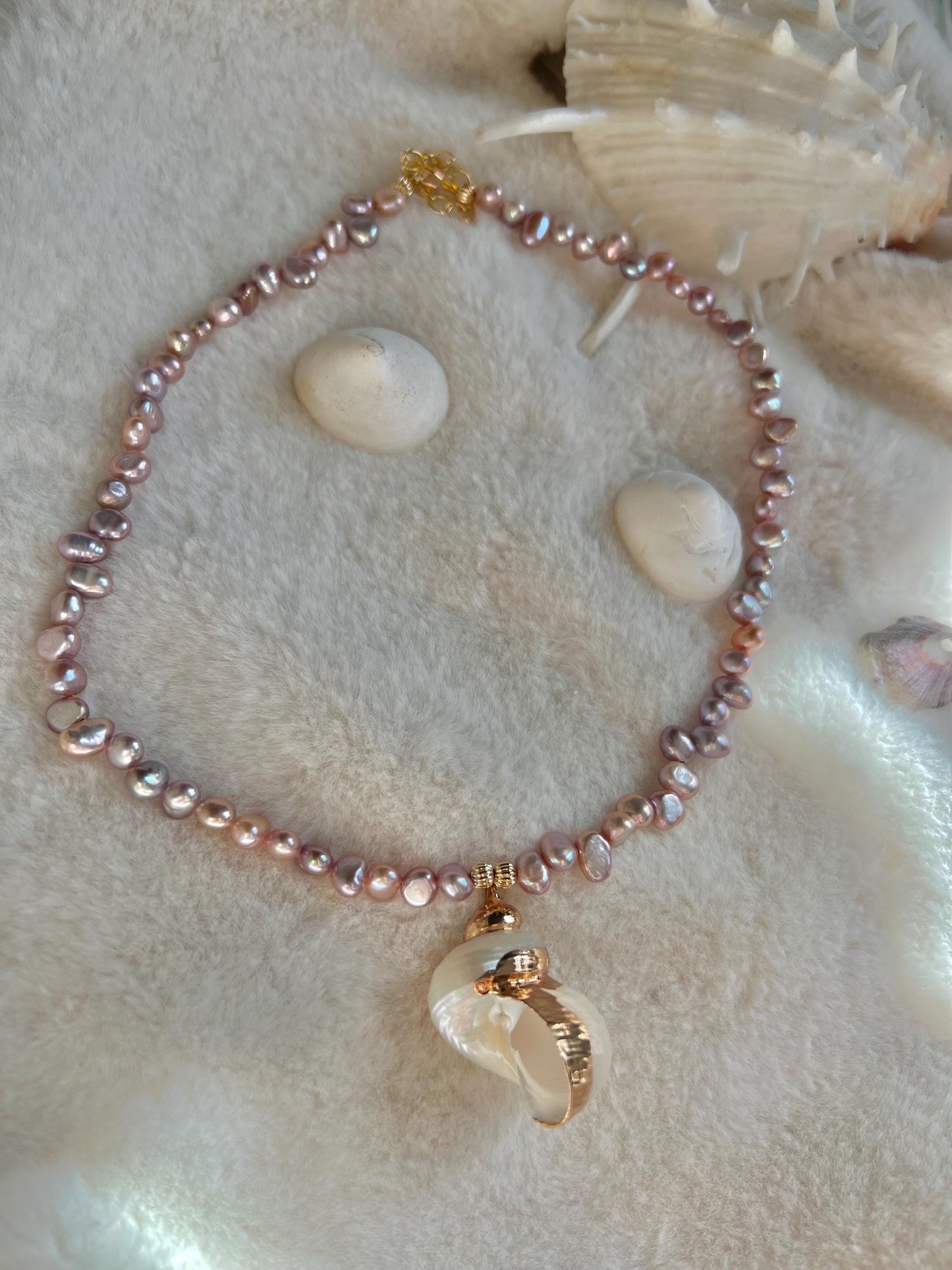 Freshwater baroque pearl necklace. Purple pearl beaded necklace. Chunky beach necklace. Pearl shell choker. Summer necklace