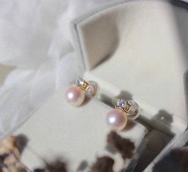 Clip on freshwater pearl earring. Minimalist clip on earrings. Elegant pearl earrings. Bridal earrings Bridesmaid gift.