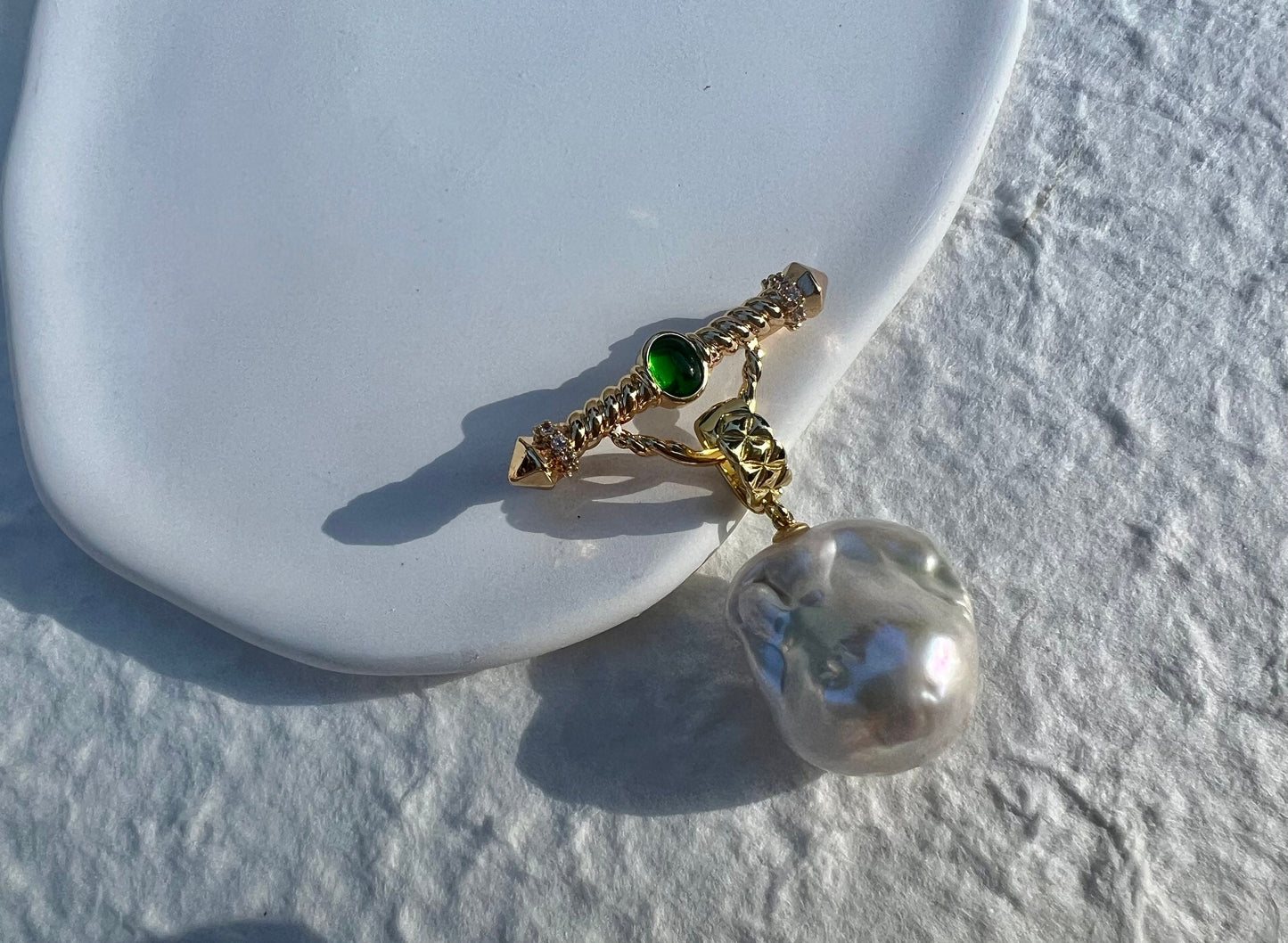 Freshwater pearl Safety pin charm brooch. Pendant crystal emerald pin brooch. 18K gold lapel pin. Vintage opulent pin