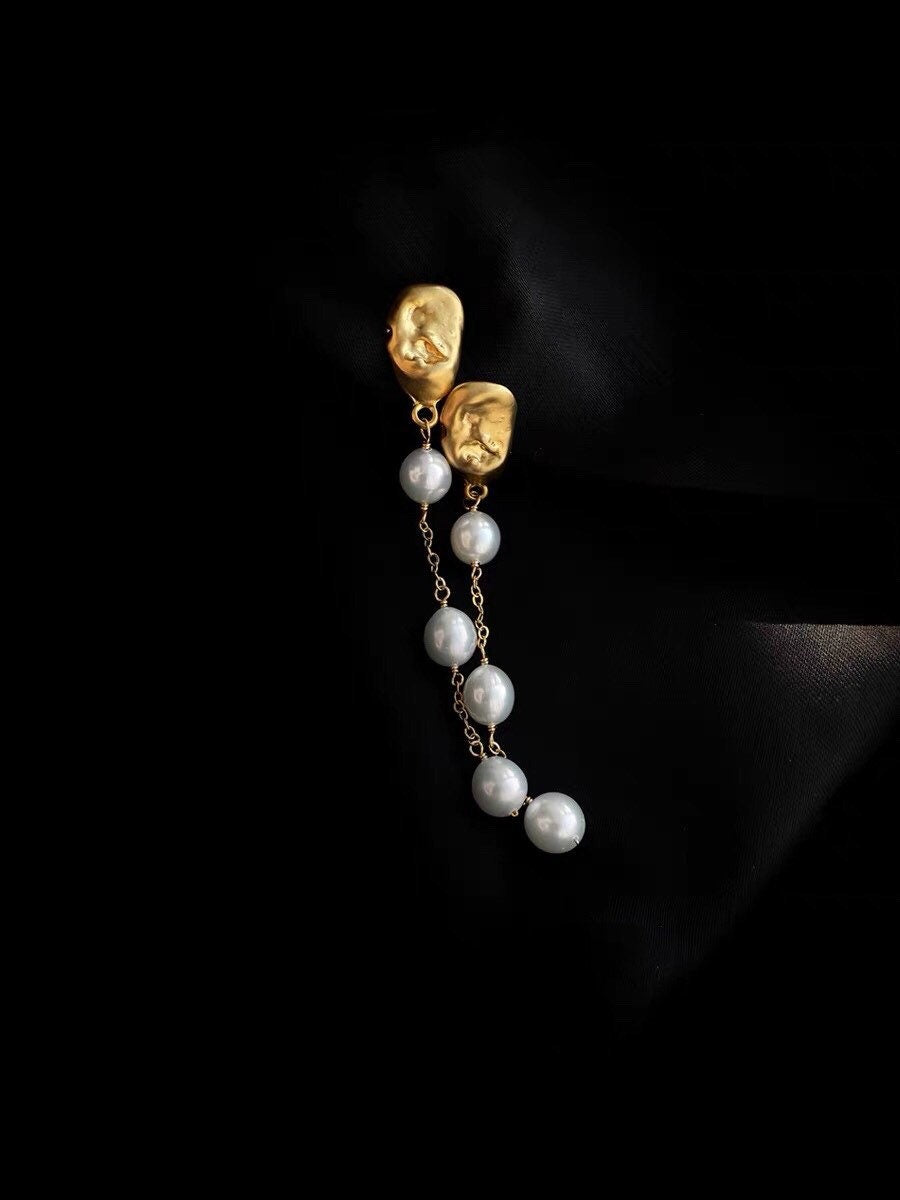 Chic freshwater pearl clip-on dangle earring. Pearl gold chic earring. Comfortable Non pierced ear clip. Bridal earring. Gift for her