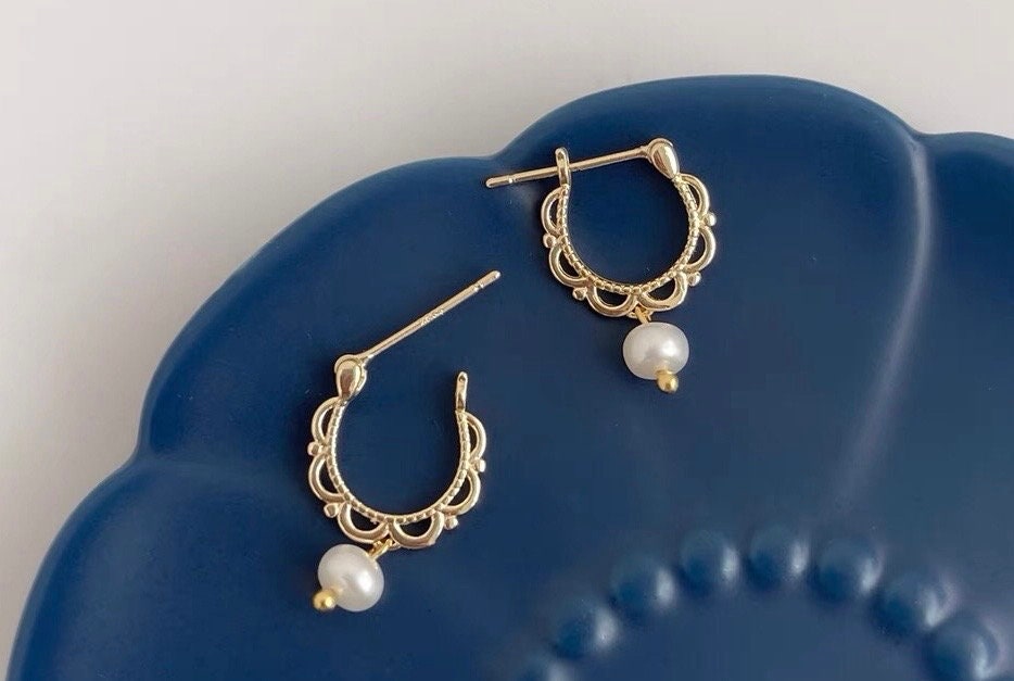 925 sterling sliver vintage freshwater pearl Hoop earring. Minimalist earrings. Elegant pearl huggie. Bridal earrings. Bridesmaid gift.
