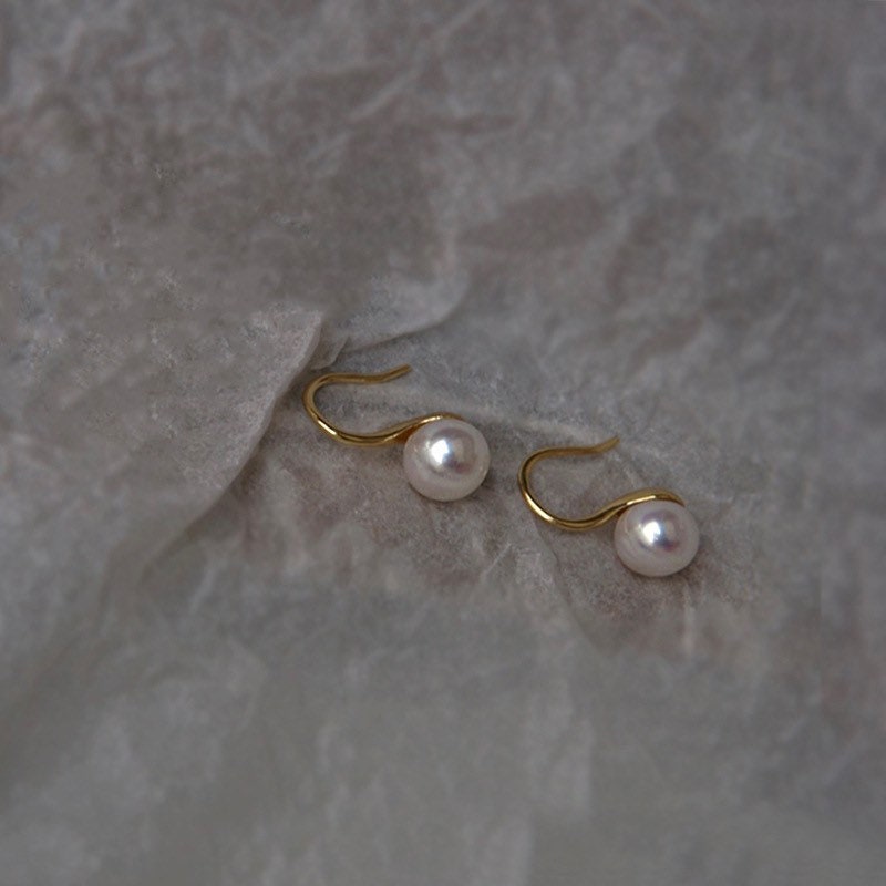 Minimalist 925 sterling sliver ear post freshwater pearl earring. Dainty earrings. Minimalist earrings.gift for her