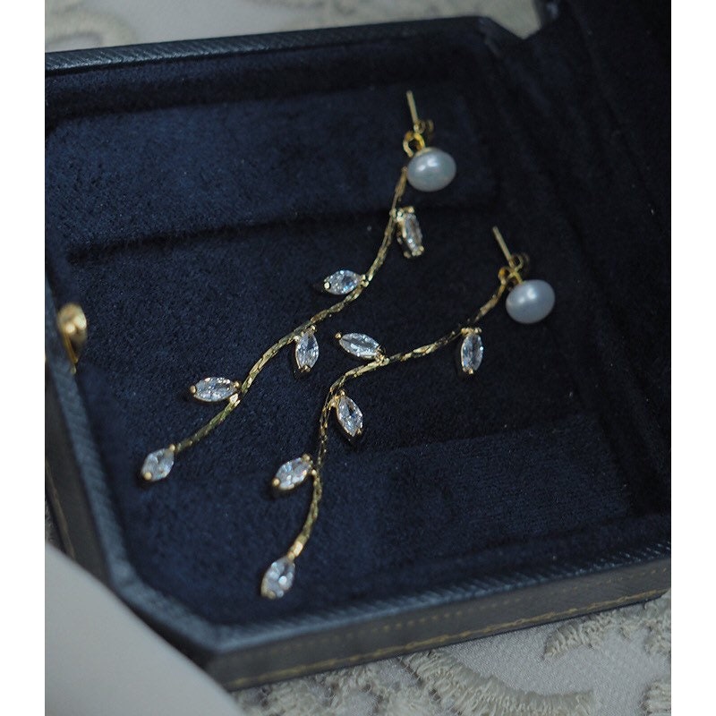 Gold chain long threader. Elegant ZC threader. Clear fashion floral clip-on earring. Dainty no pain threader. Delicate earring