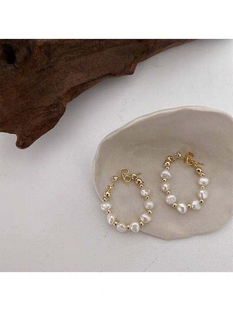 Tiny genuine baroque Pearl clip on earring. Luster irregular pearl comfortable earring. Dainty no pierced earrings. Huggie earring