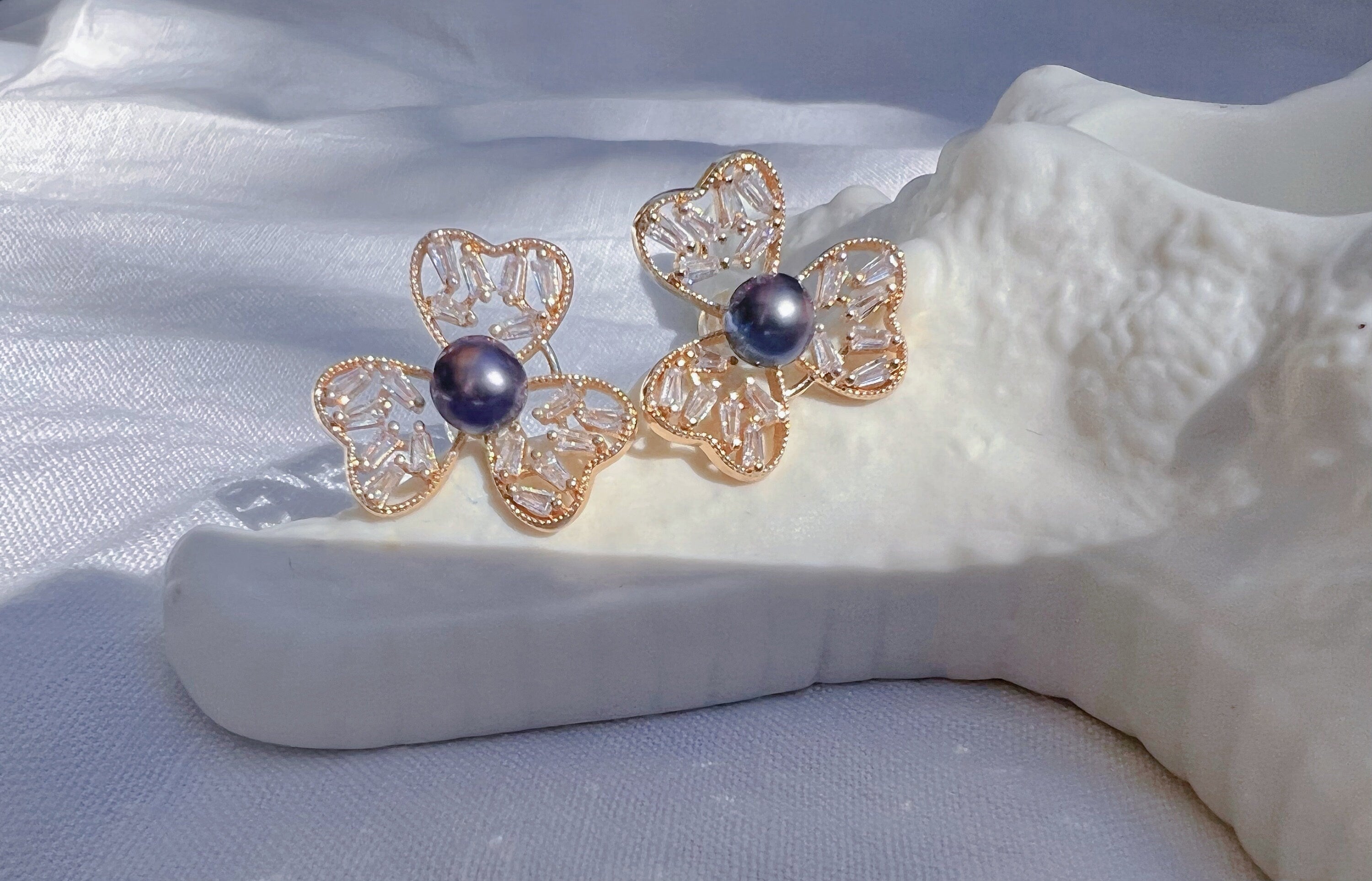 Open flower freshwater pearl stud earring. Dainty ZC floral earring. Wedding gold earring. Elegant earring. Gift for her