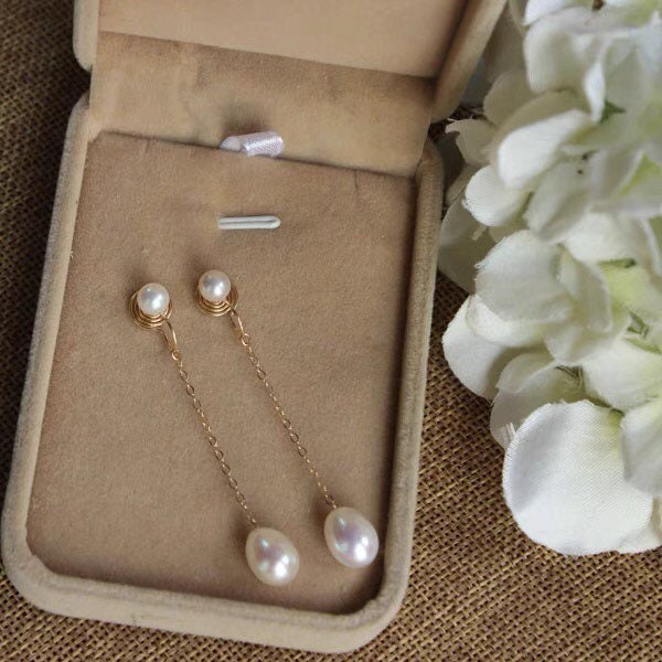 14K gold filled clip on freshwater pearl earring. No pain earring. Minimalist pearl earring. Pearl dangle earrings. No piercing earring.