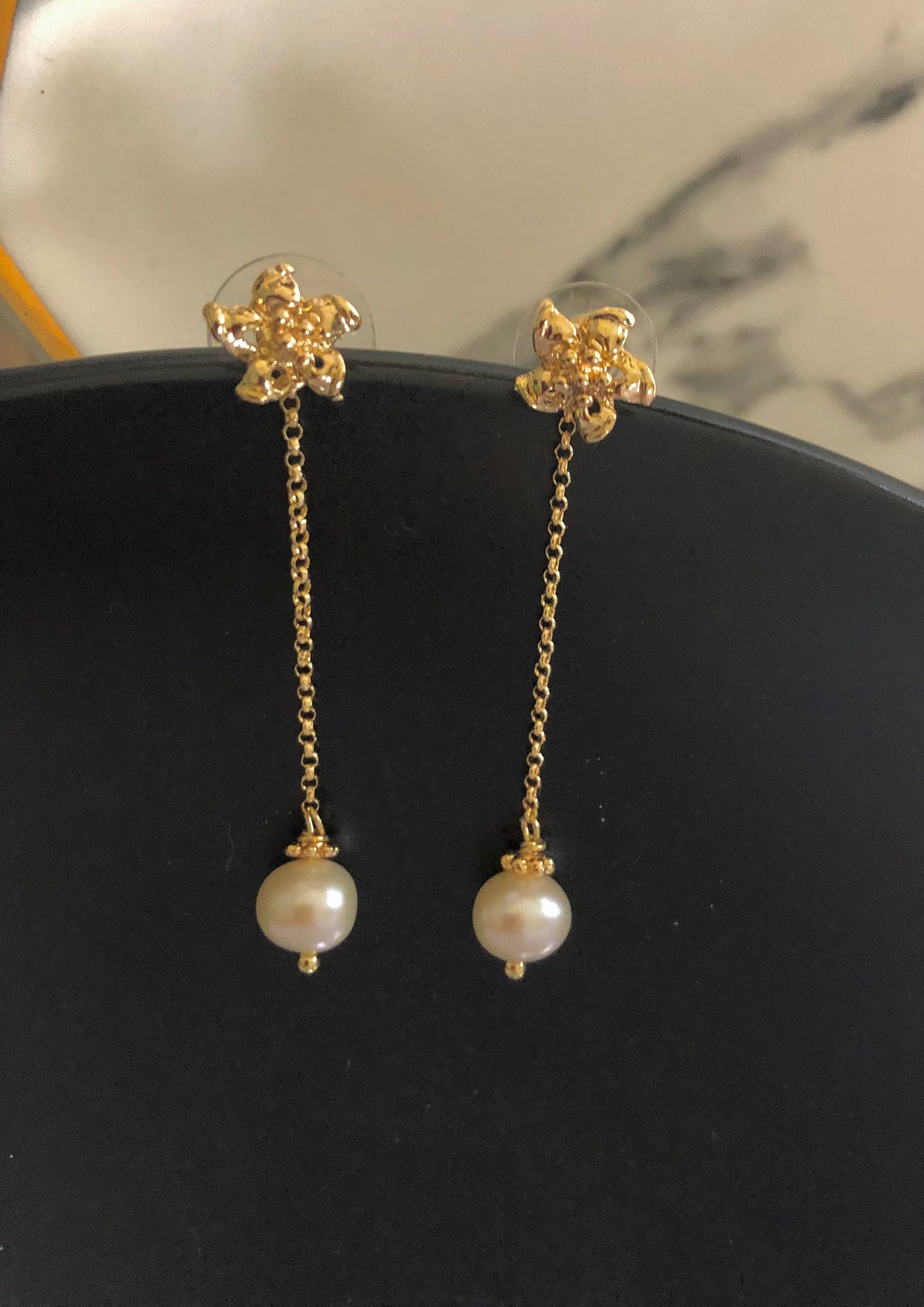 Freshwater pearl dangle earrings. Two ways wear earrings. Floral stud earrings. Elegant earrings. Gift for her.