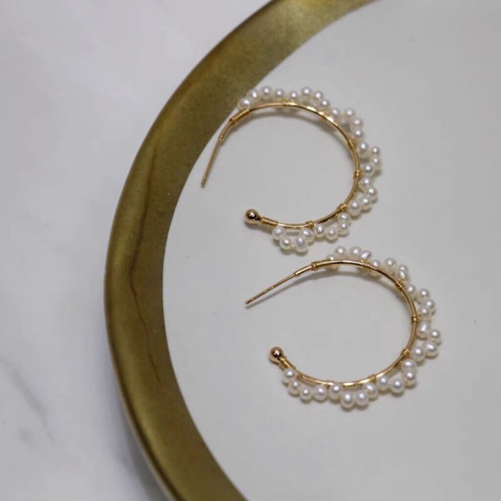 Baby freshwater pearl wire wrapped hoops earring. Elegant huggie earring. Vintage style earring. Pearl lace earring. Bridal earrings