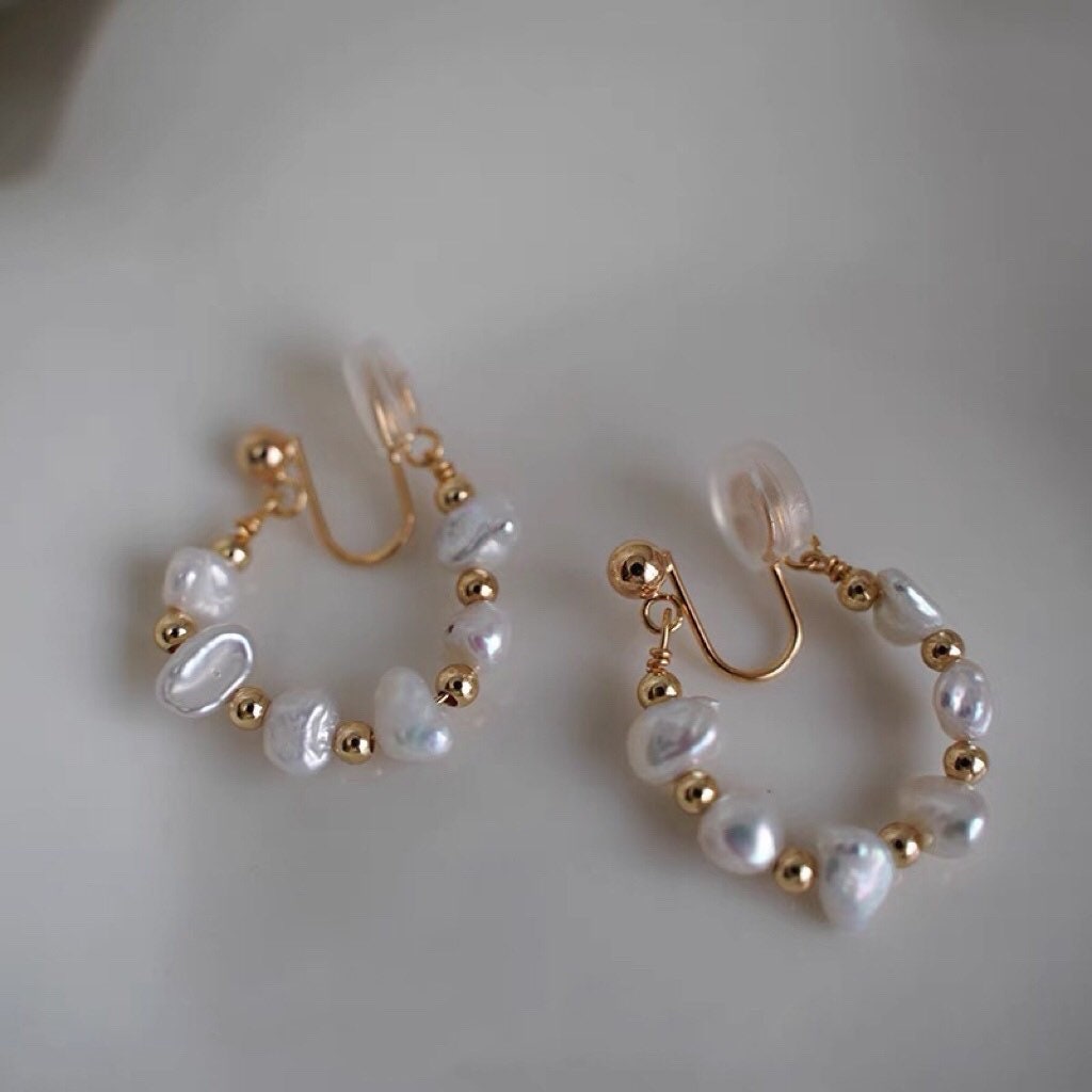 Tiny genuine baroque Pearl clip on earring. Luster irregular pearl comfortable earring. Dainty no pierced earrings. Huggie earring