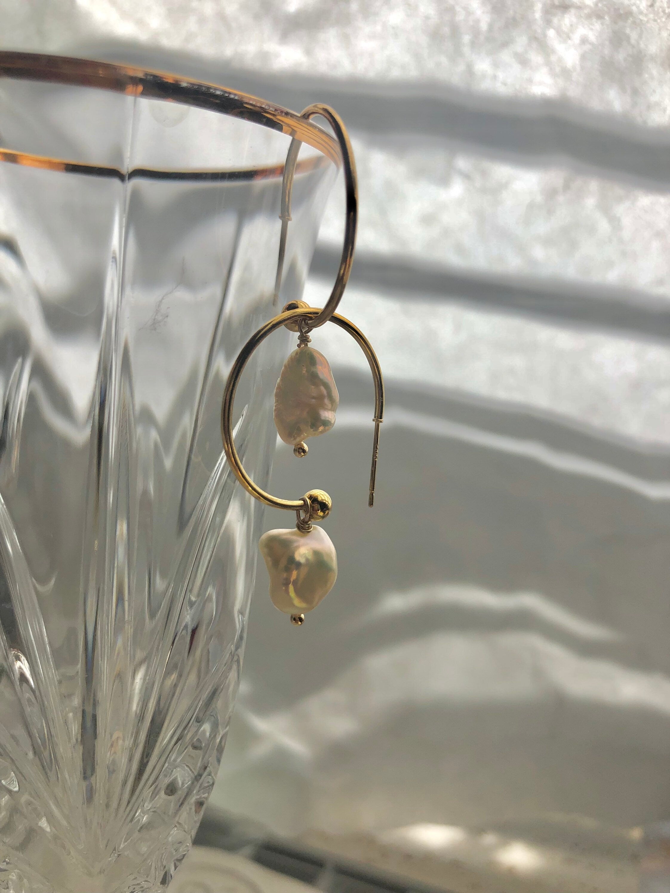 Freshwater baroque keshi pearl hoops earrings boho bridal earrings . Chic pearl earrings. Pearl Huggie earrings. Baroque pearl hopps.