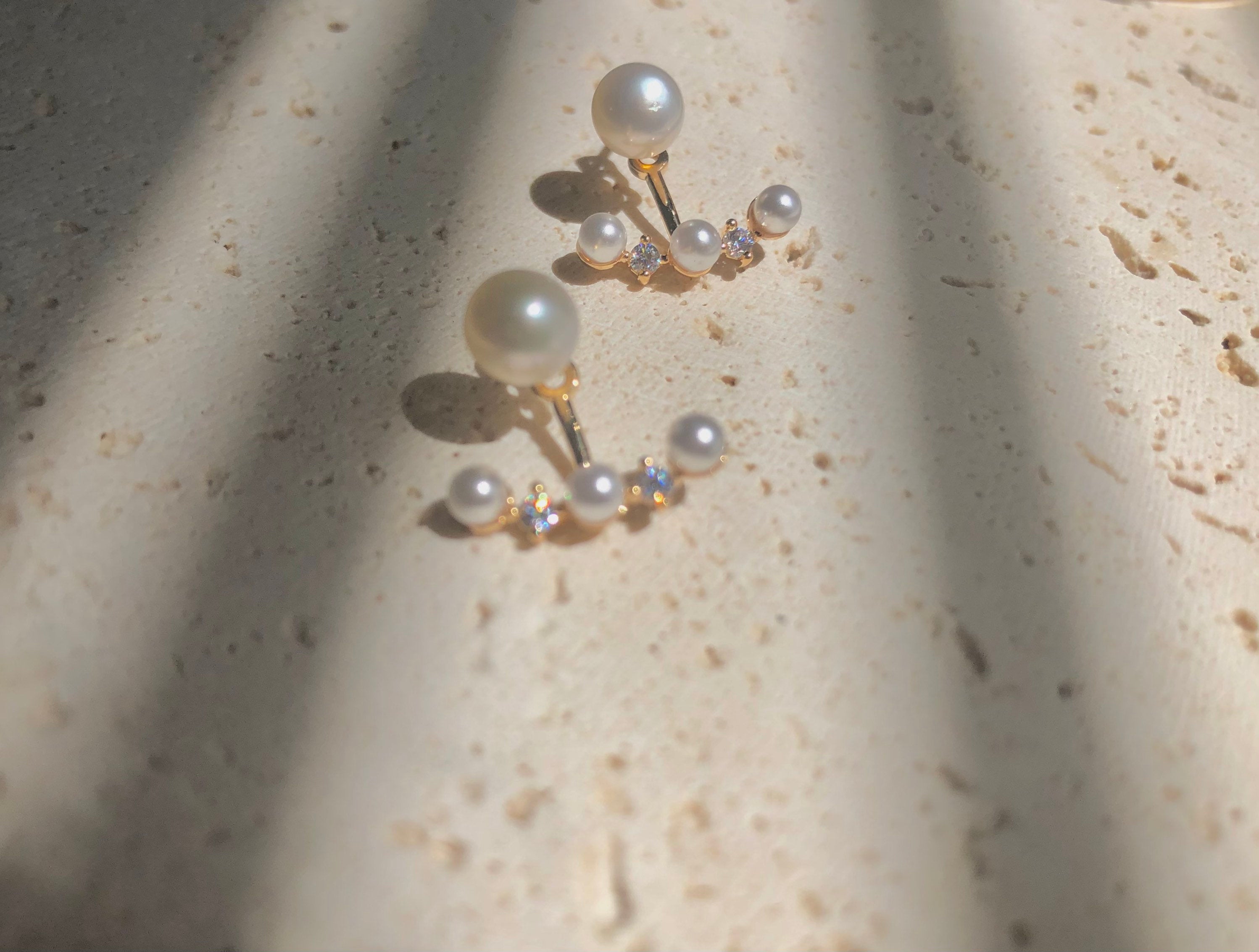 Gold vermeil Two-ways ear jacket. Freshwater pearl ear jacket. Pearl ear climbers. Pearl zircon earrings. Pearl studs earring