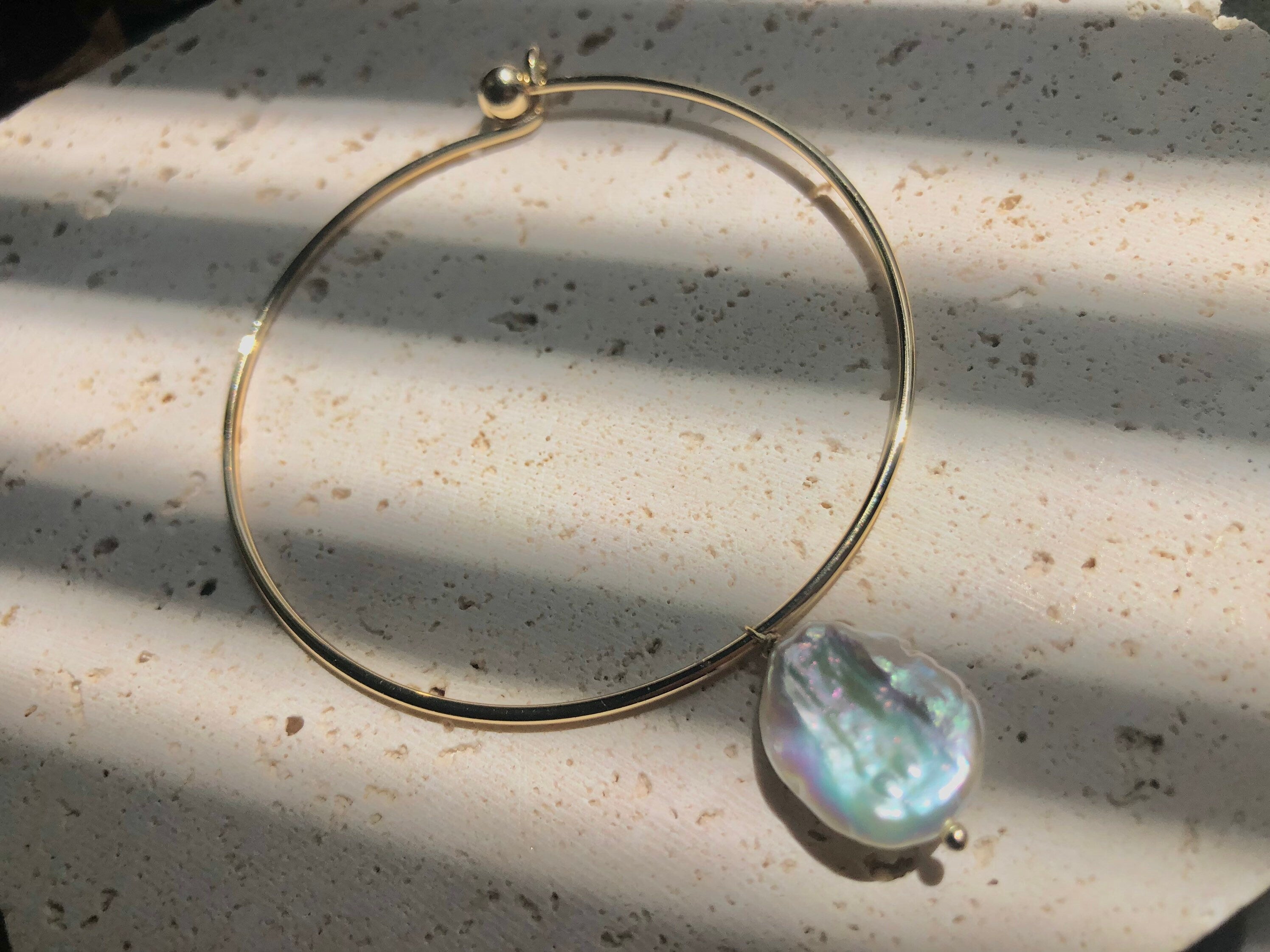 Freshwater pearl high luster big keshi pearl dangle gold bangle/bracelet. Coin bracelet. Screw bracelet. Minimalist bracelet/bangle. Bridal