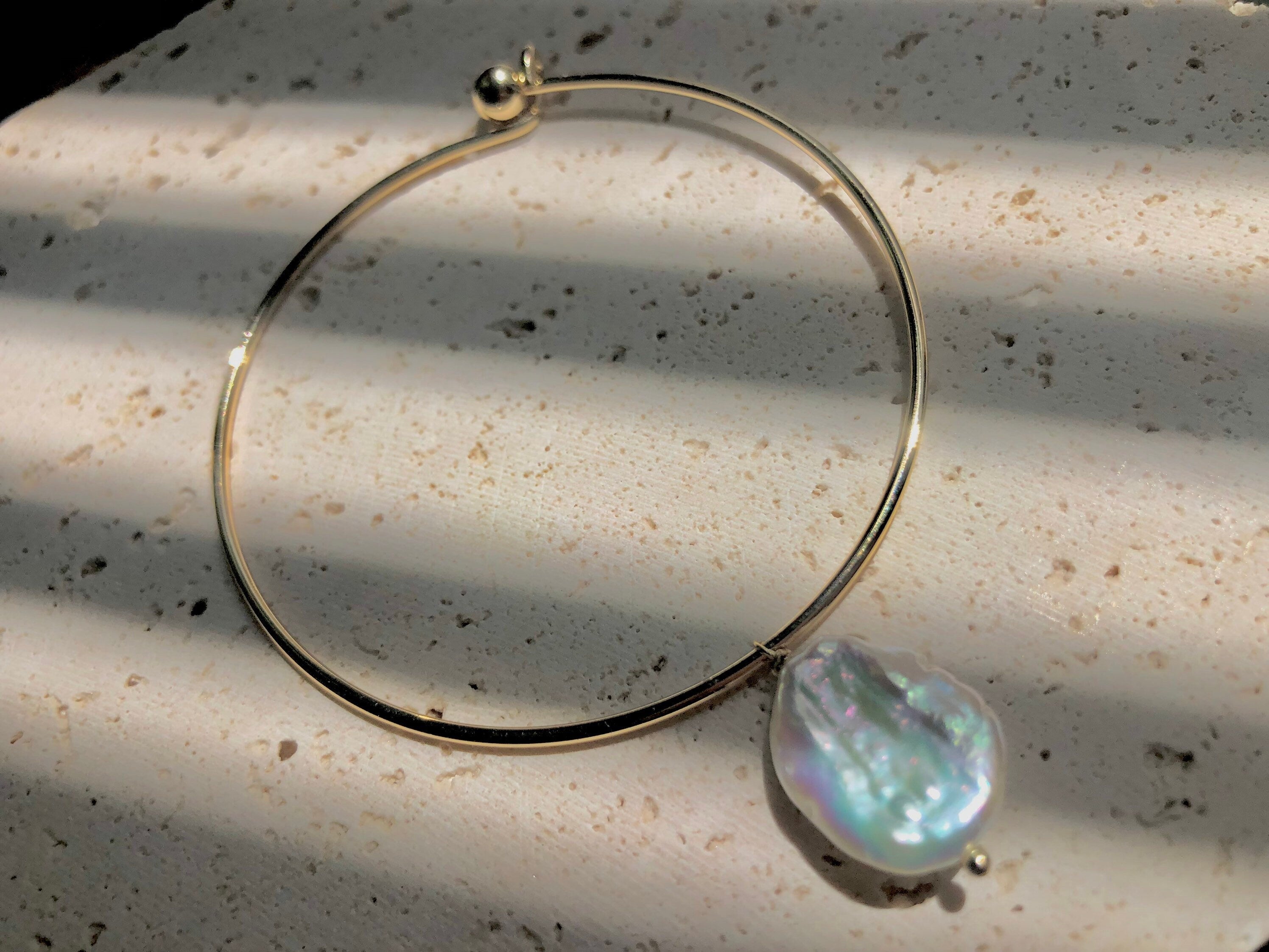 Freshwater pearl high luster big keshi pearl dangle gold bangle/bracelet. Coin bracelet. Screw bracelet. Minimalist bracelet/bangle. Bridal