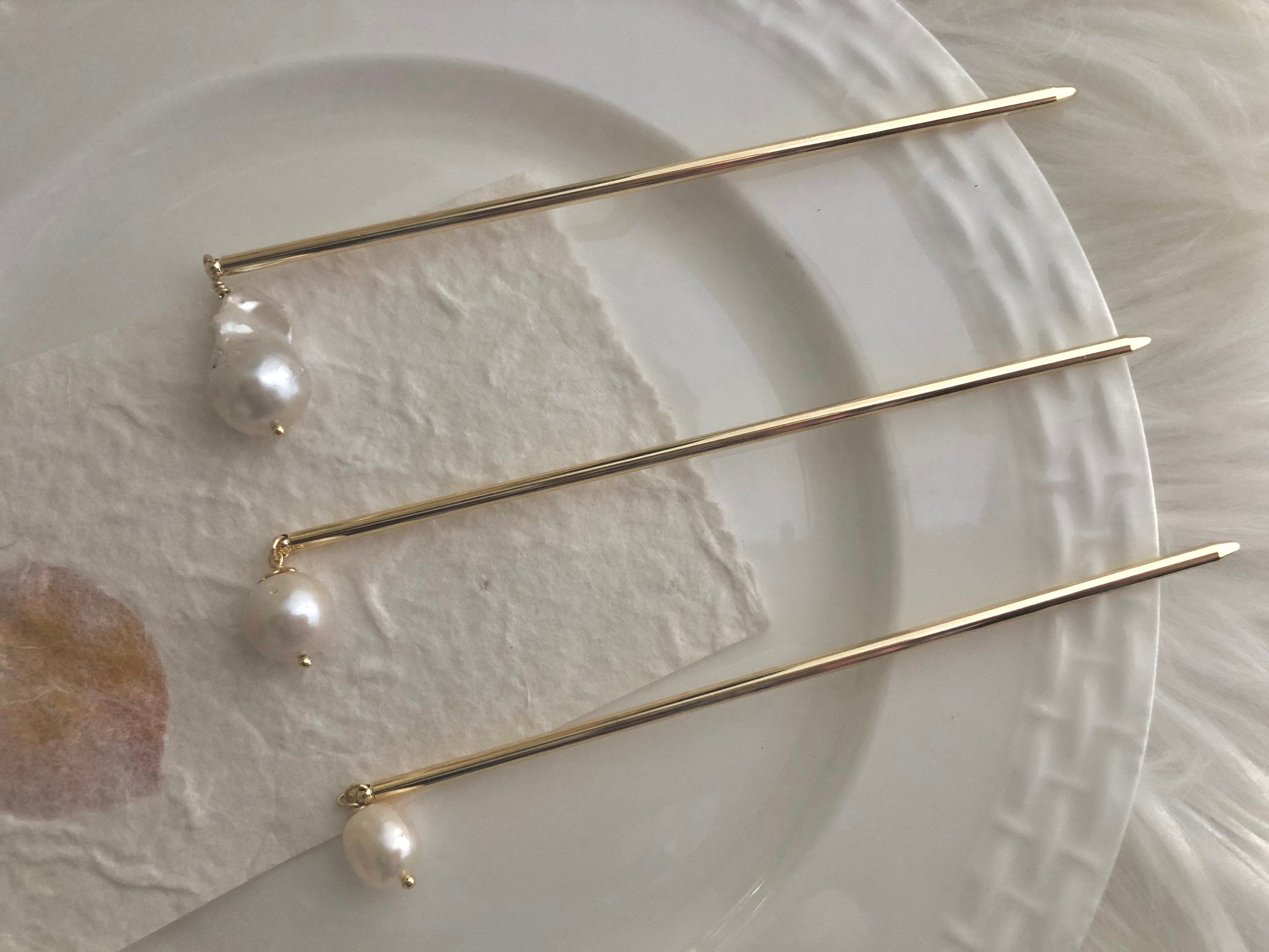 Genuine freshwater baroque pearl hair pin. Hair accessory. Bridesmaid hair pin. Minimalist wedding headband. Boho hair pin. Gift.